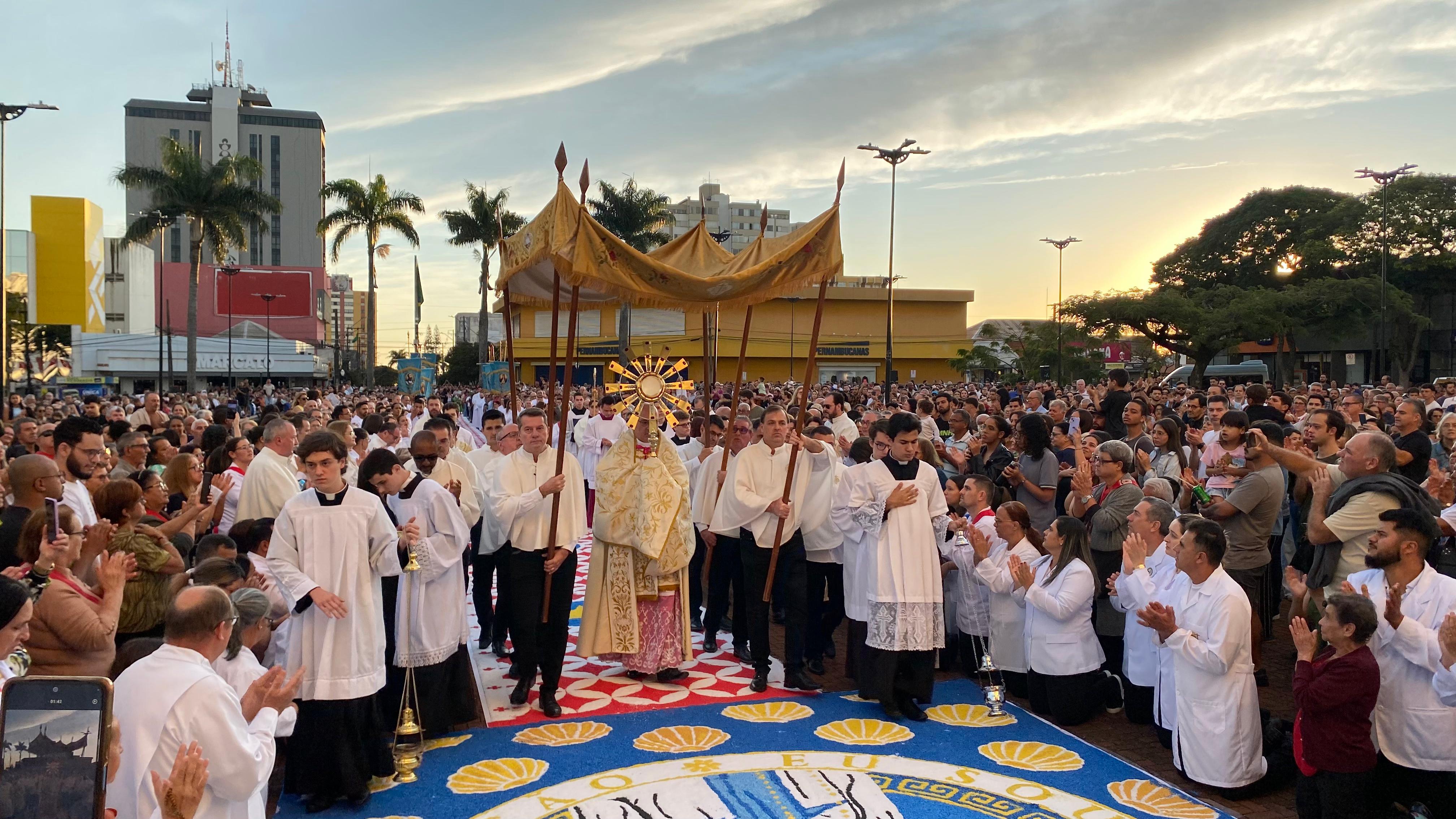 Veja os registros da procissão de Corpus Christi em Apucarana