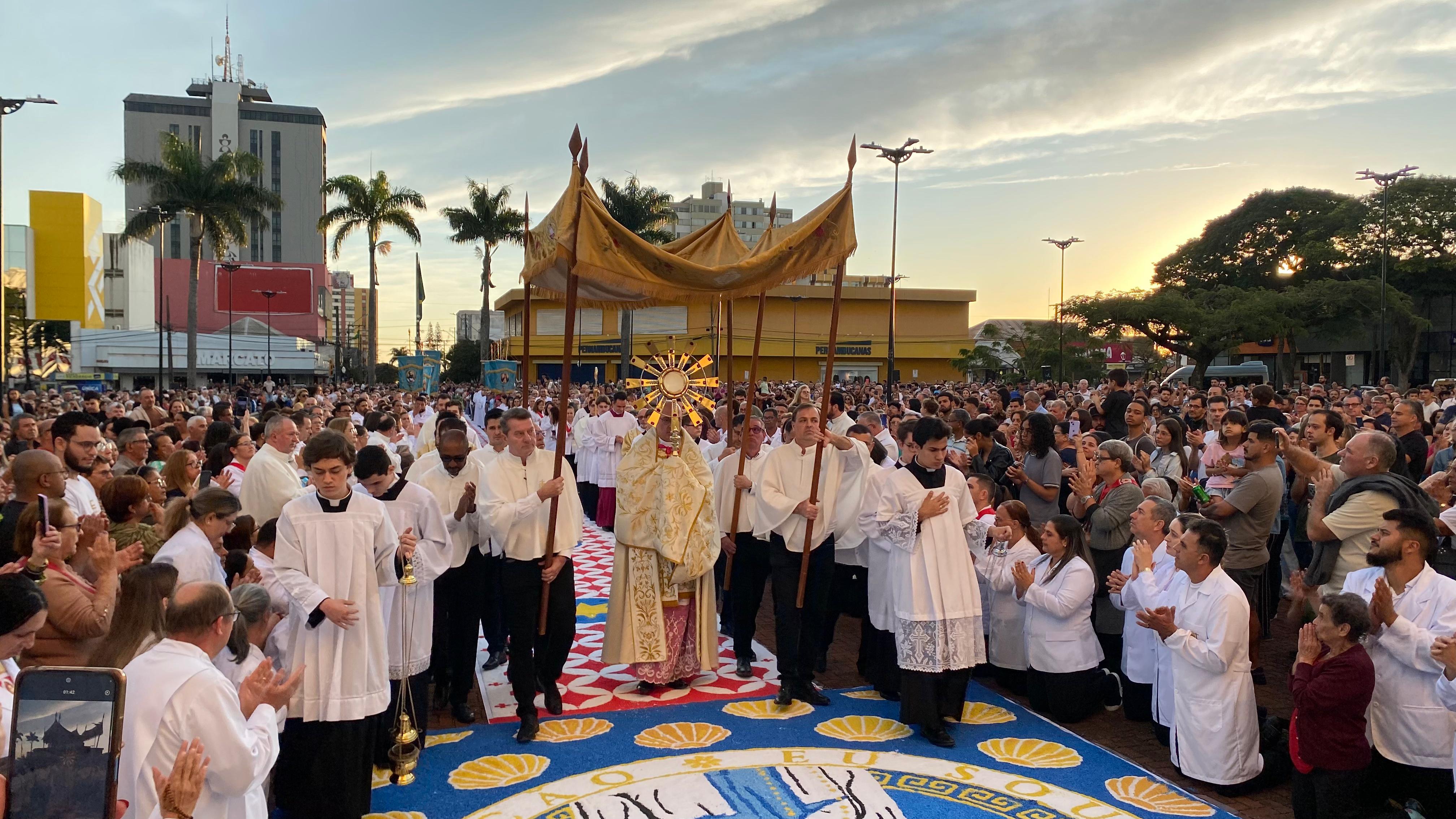 Veja os registros da procissão de Corpus Christi em Apucarana