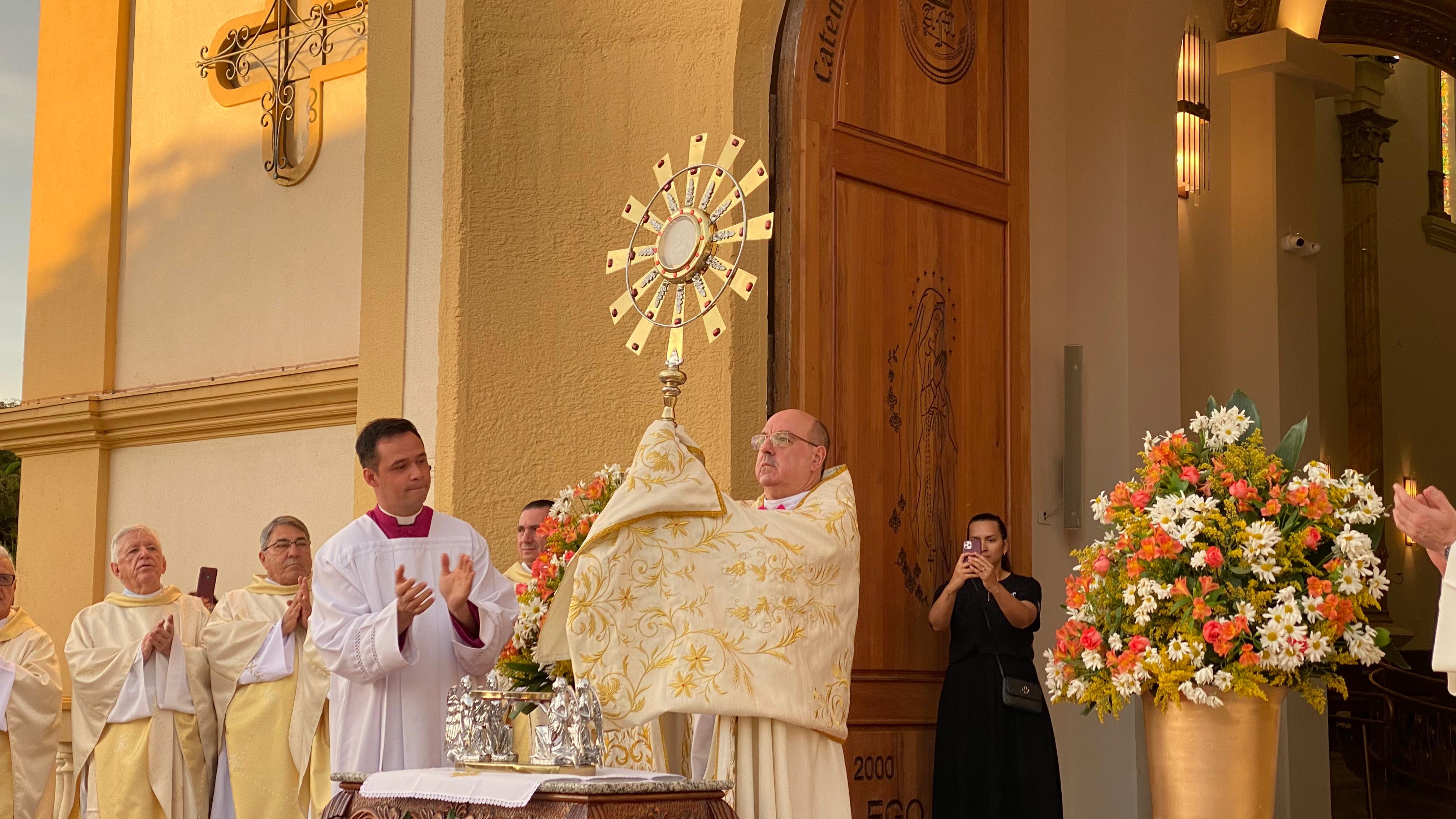 Veja os registros da procissão de Corpus Christi em Apucarana
