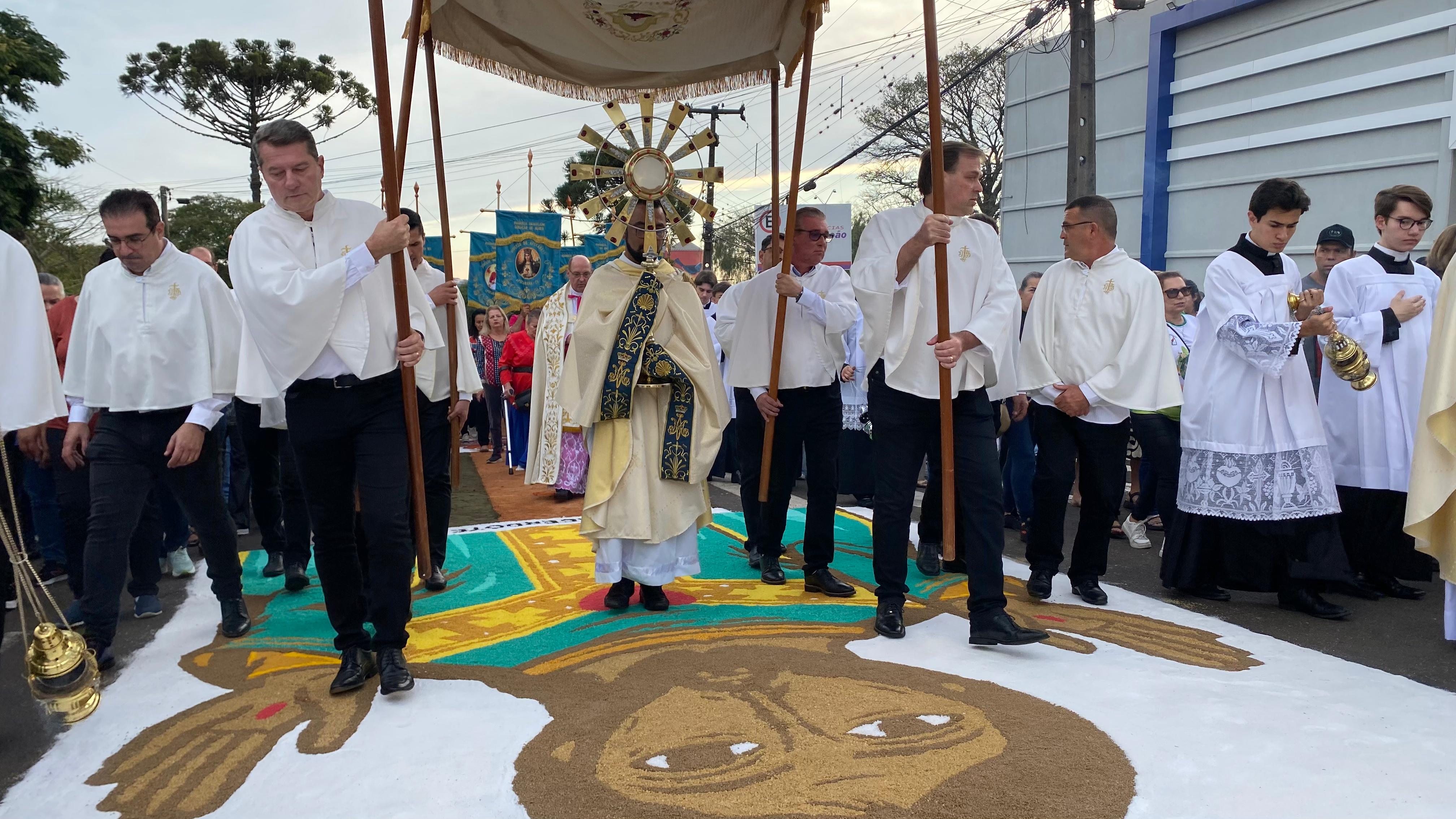 Veja os registros da procissão de Corpus Christi em Apucarana