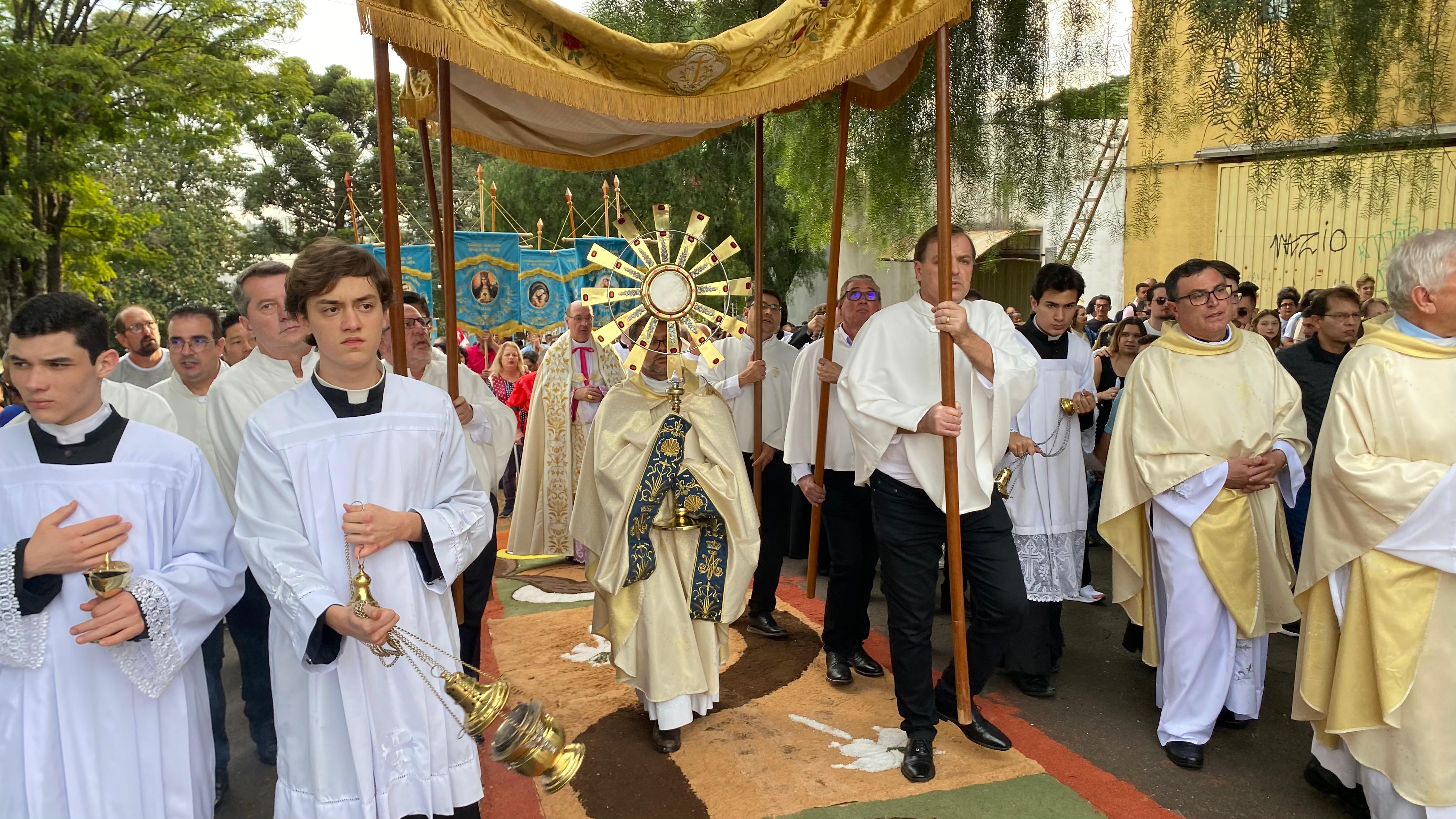 Veja os registros da procissão de Corpus Christi em Apucarana