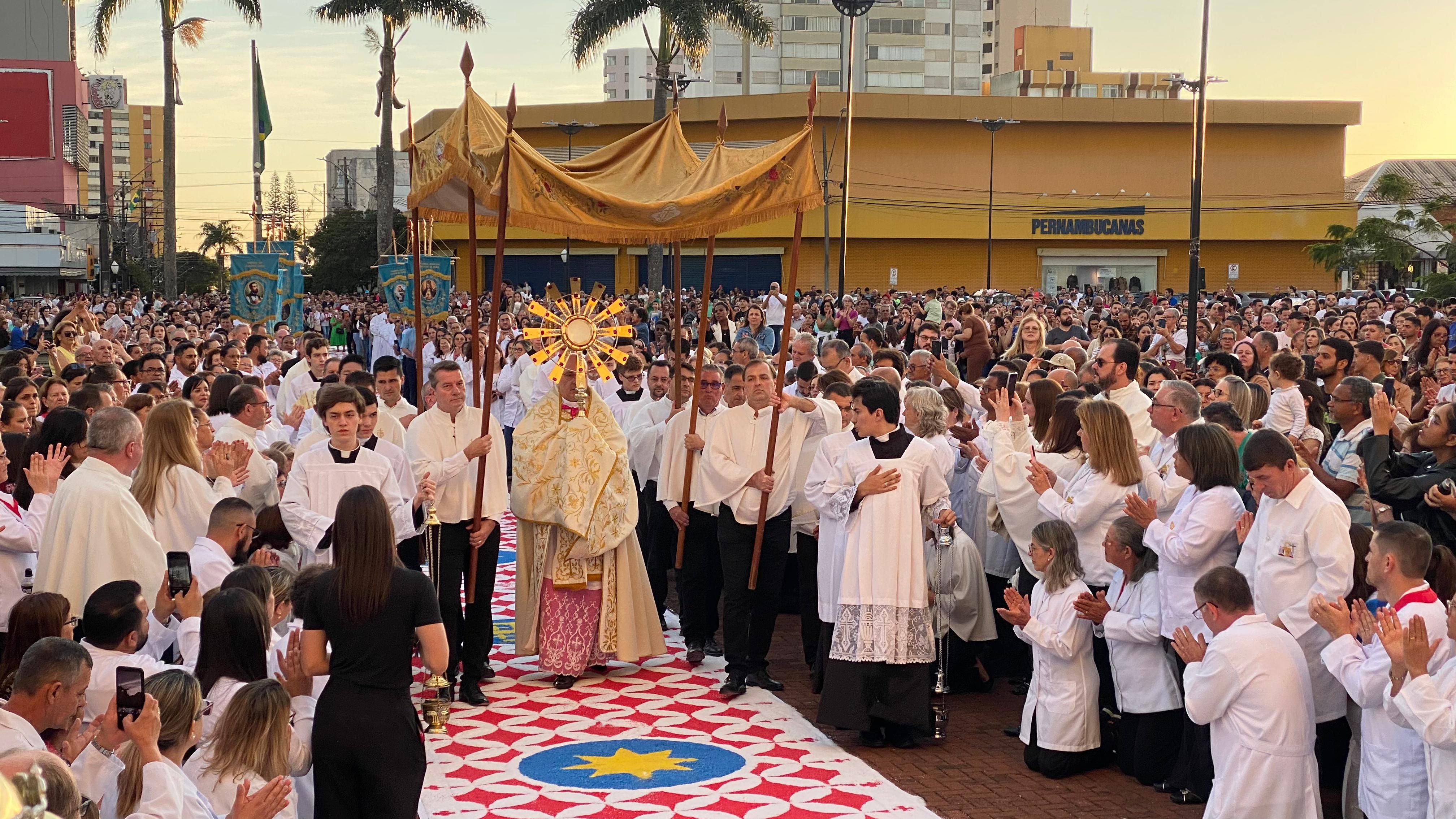 Veja os registros da procissão de Corpus Christi em Apucarana