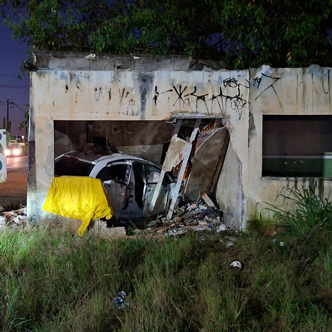 Carro invade construção e três ficam feridos na BR-369 em Arapongas