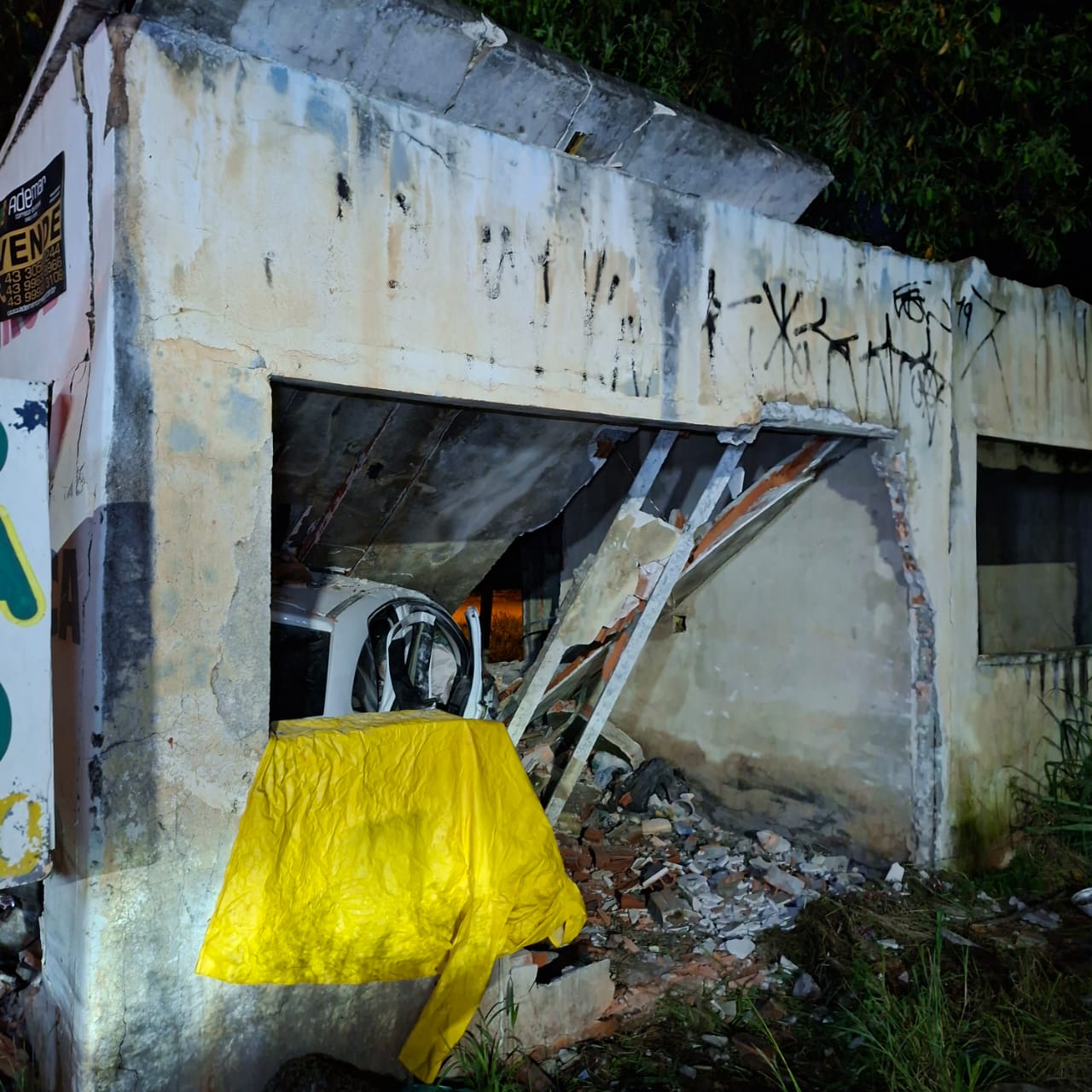 Carro invade construção e três ficam feridos na BR-369 em Arapongas