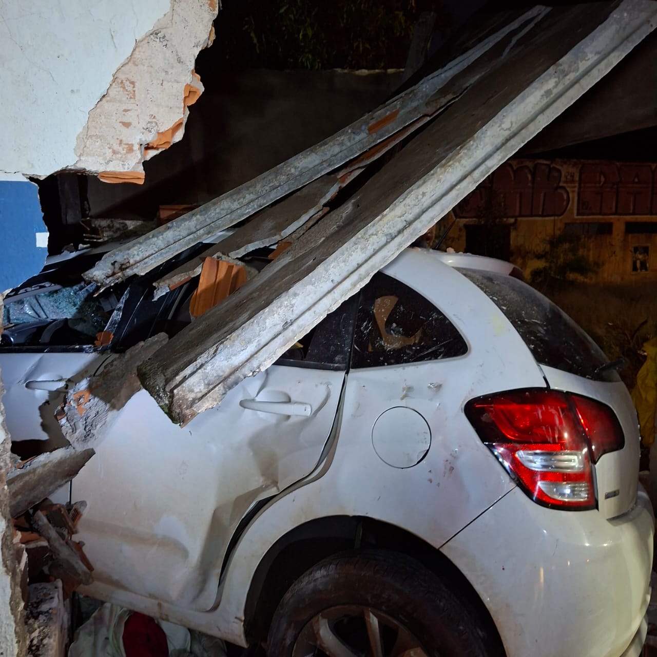 Carro invade construção e três ficam feridos na BR-369 em Arapongas