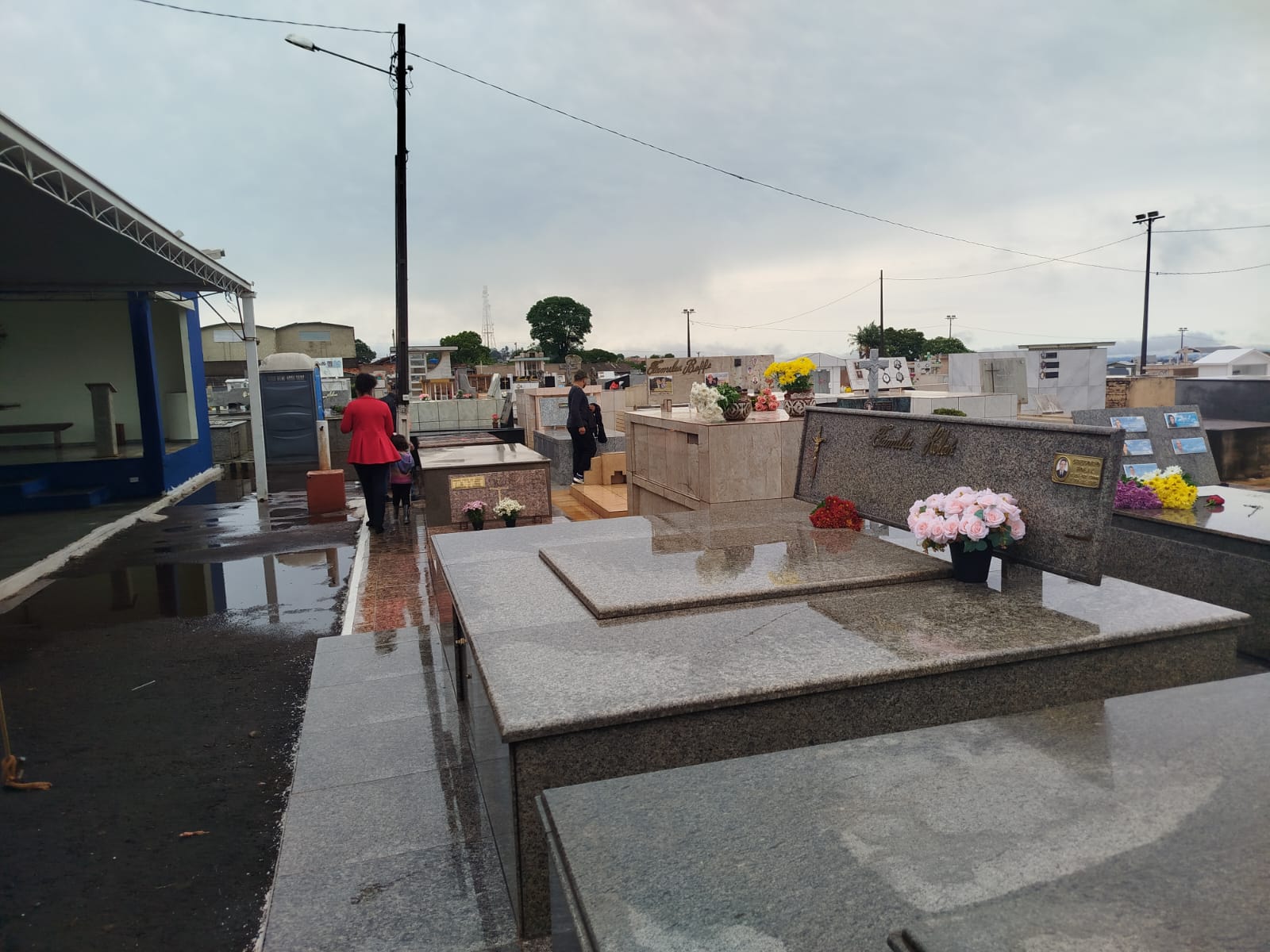 Chuva afasta visitantes nos cemitérios de Apucarana no Dia de Finados