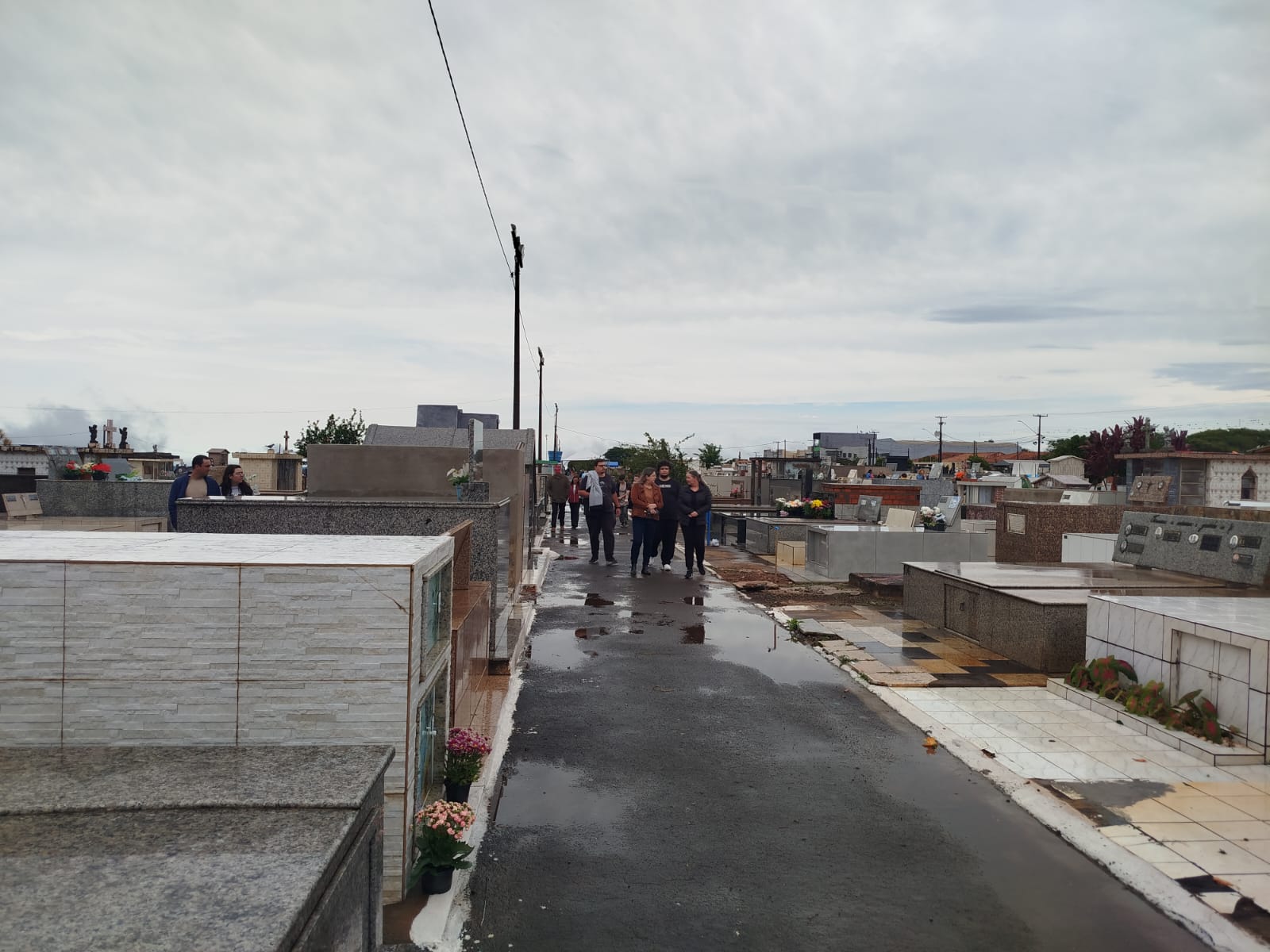 Chuva afasta visitantes nos cemitérios de Apucarana no Dia de Finados
