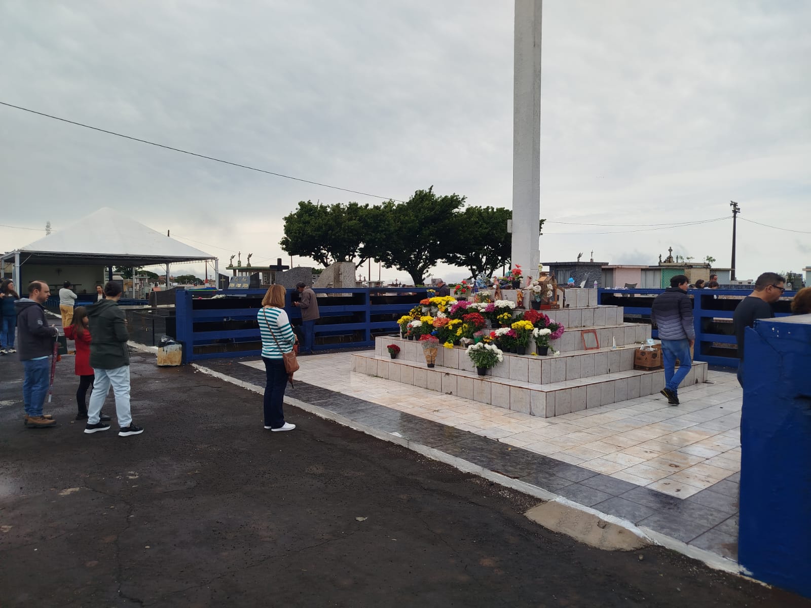 Chuva afasta visitantes nos cemitérios de Apucarana no Dia de Finados