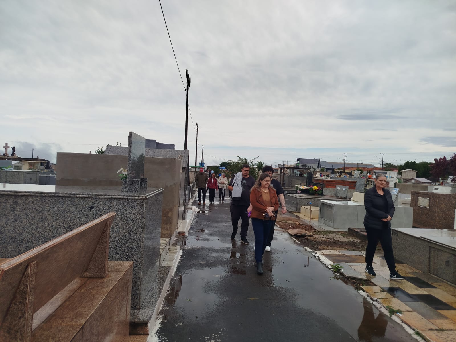 Chuva afasta visitantes nos cemitérios de Apucarana no Dia de Finados