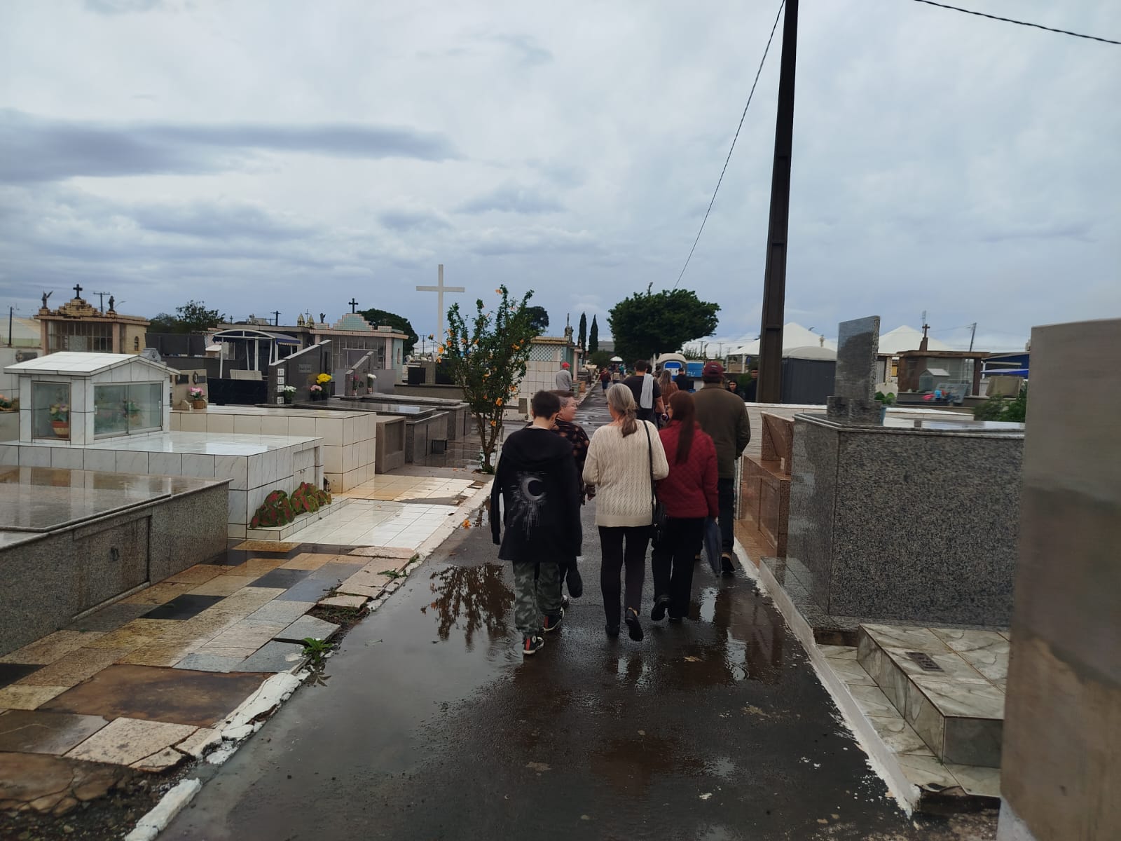 Chuva afasta visitantes nos cemitérios de Apucarana no Dia de Finados