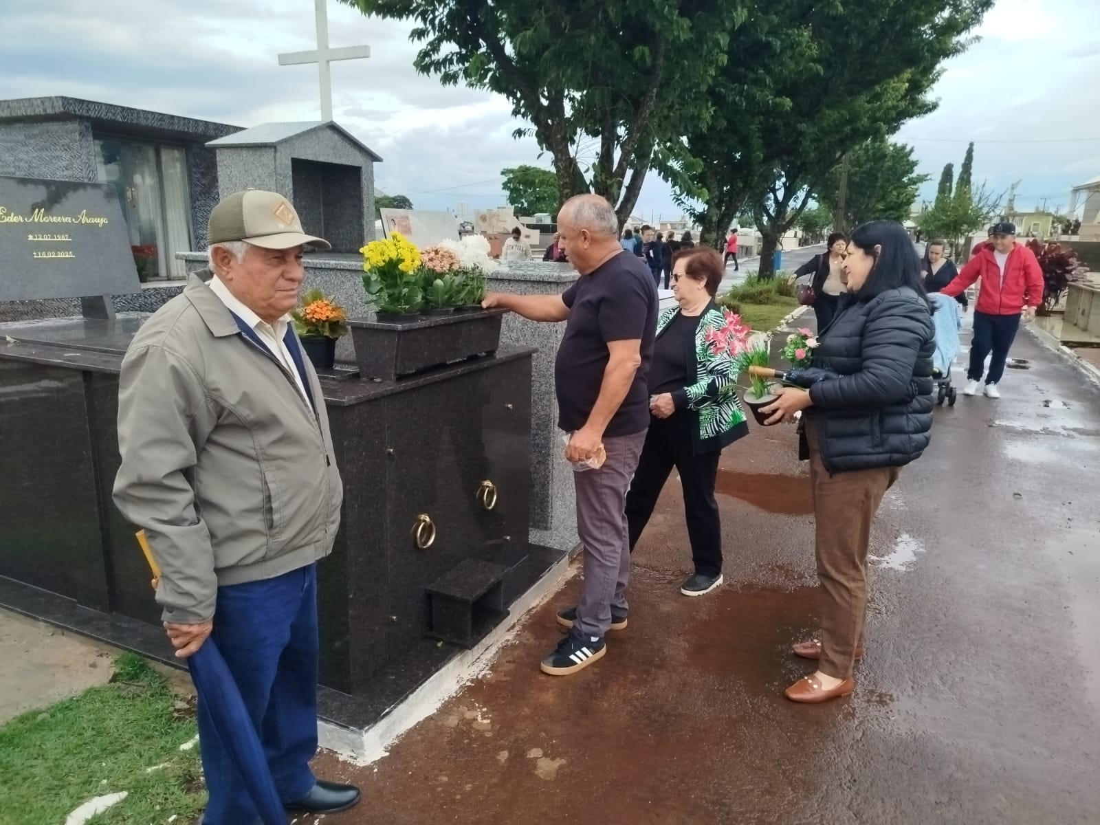 Chuva afasta visitantes nos cemitérios de Apucarana no Dia de Finados