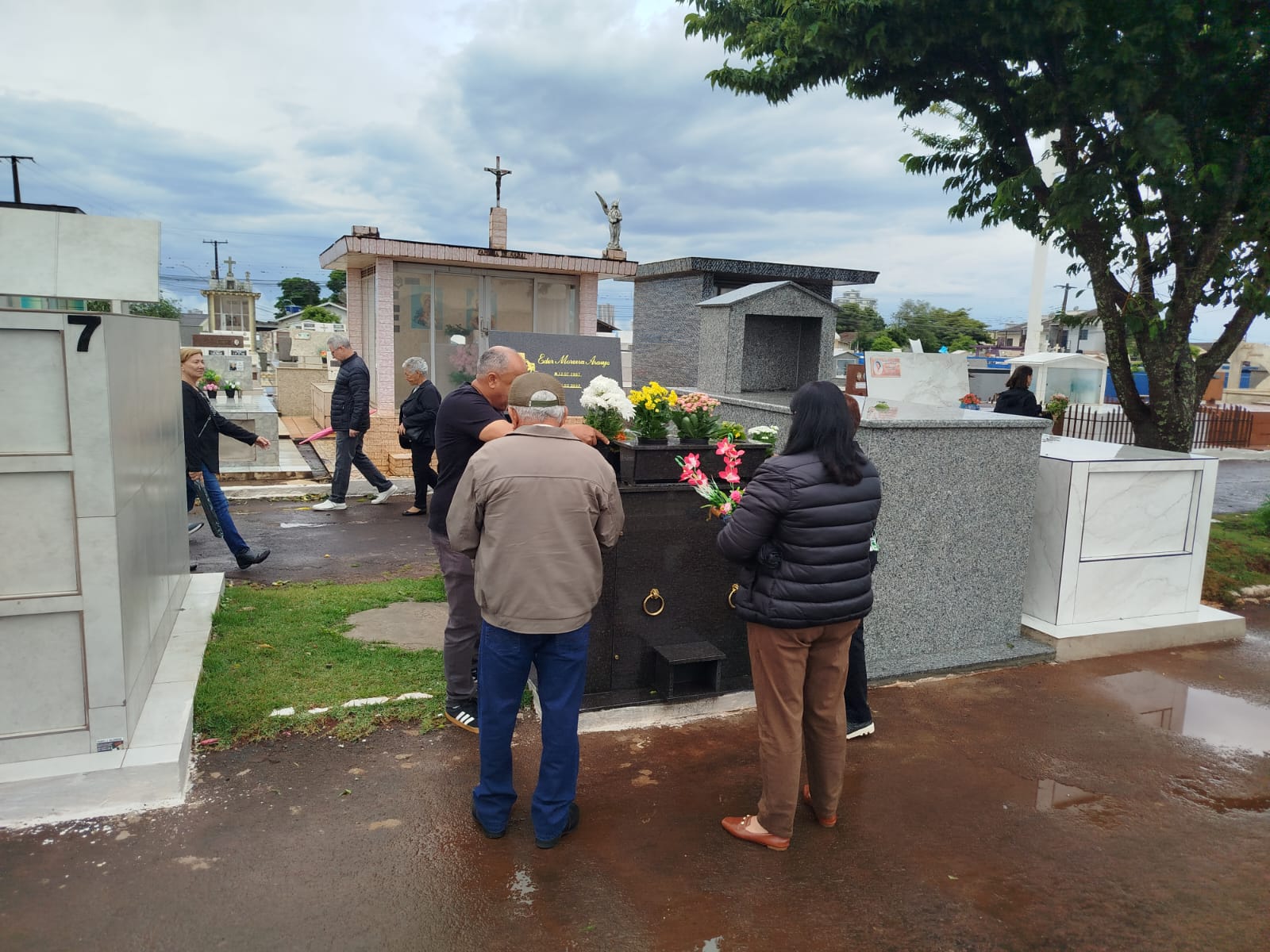 Chuva afasta visitantes nos cemitérios de Apucarana no Dia de Finados