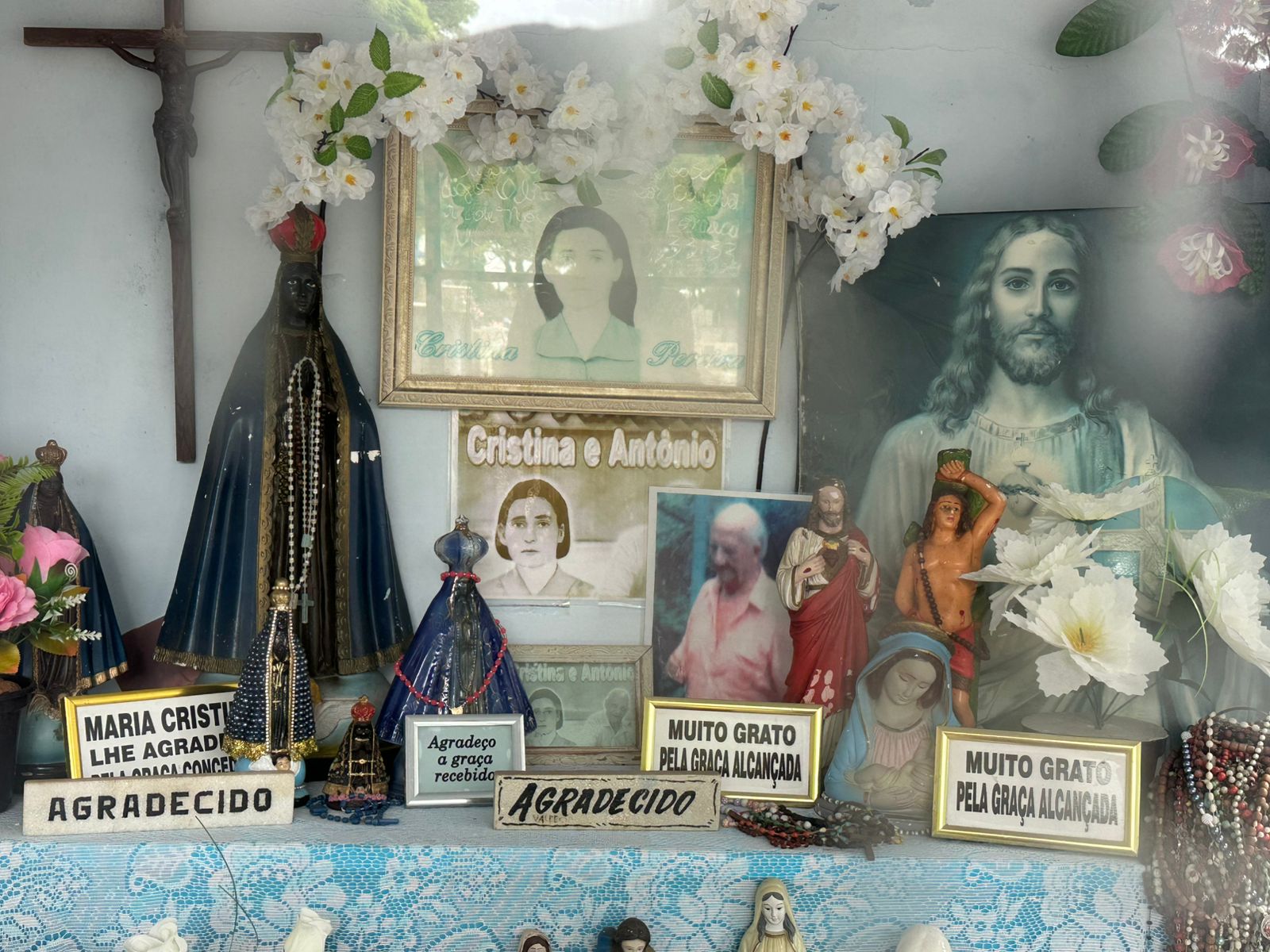 Jazigo de curandeiros em Arapongas atrai pedidos de milagre