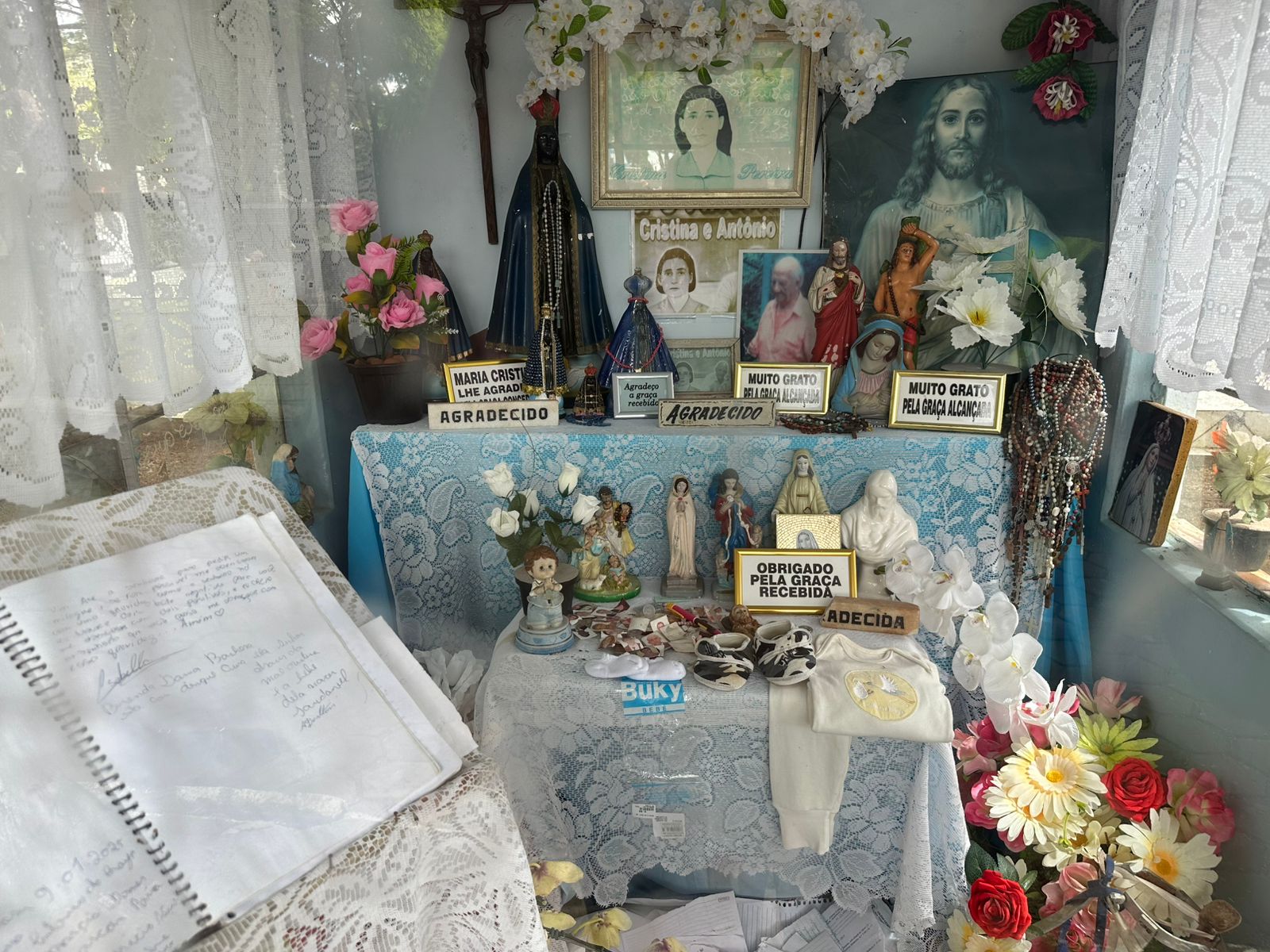 Jazigo de curandeiros em Arapongas atrai pedidos de milagre