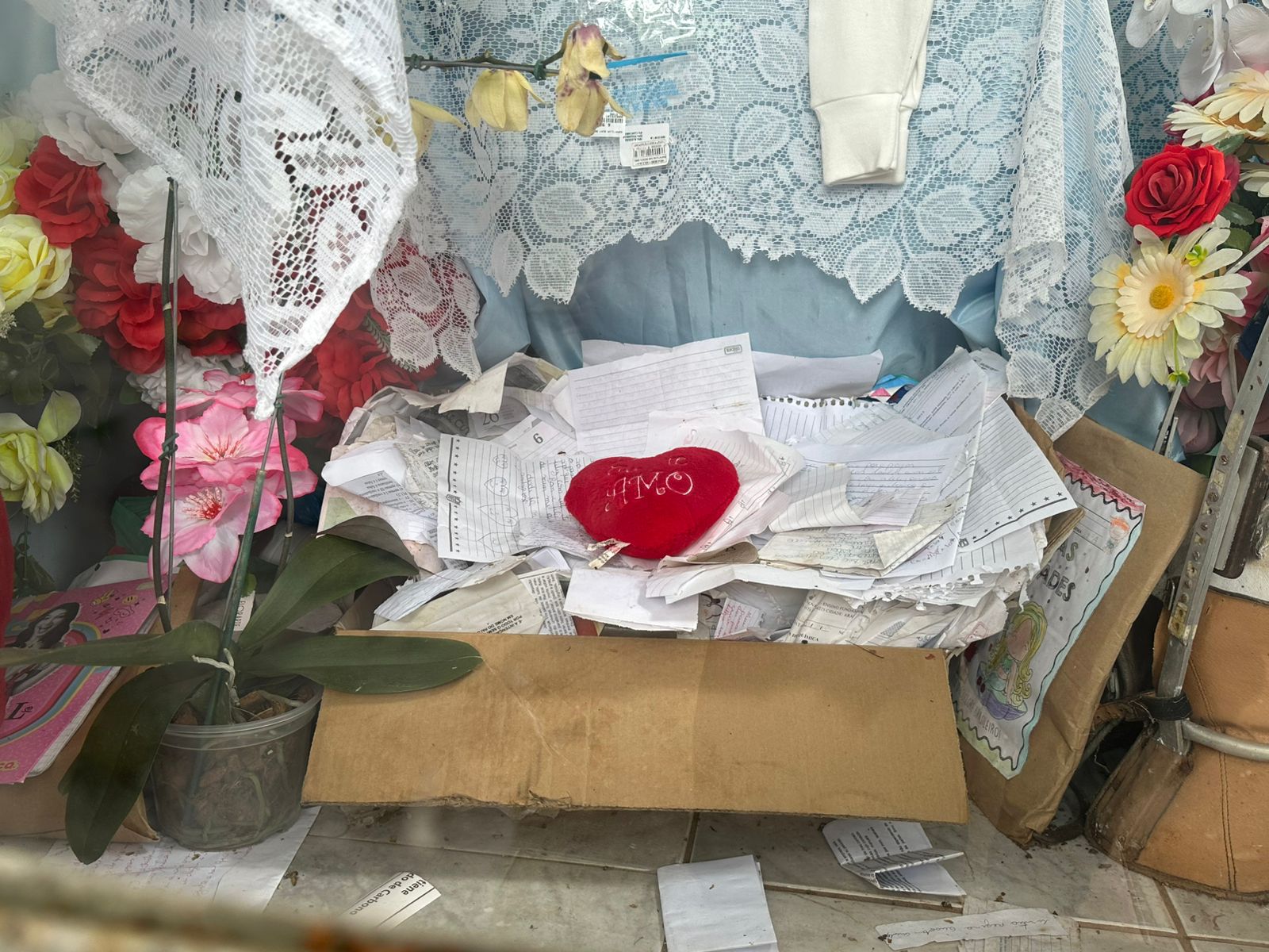 Jazigo de curandeiros em Arapongas atrai pedidos de milagre