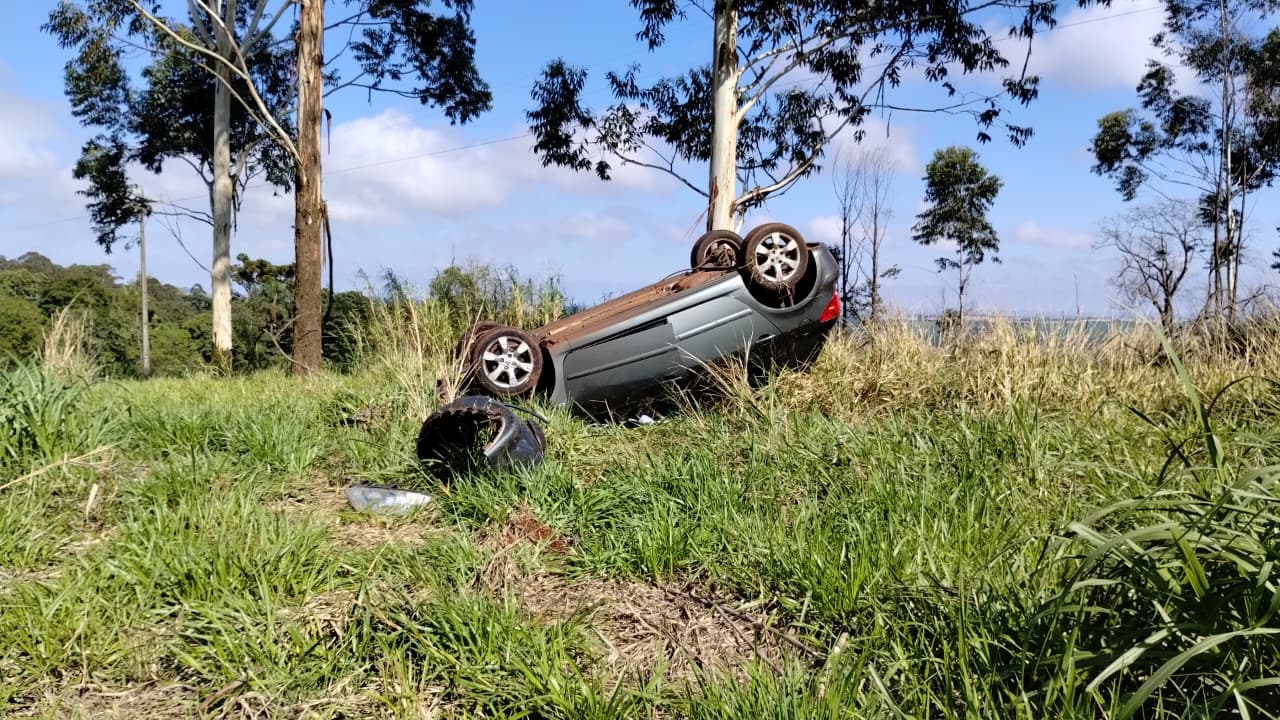 Jovem fica ferido após capotamento no Contorno Norte de Apucarana
