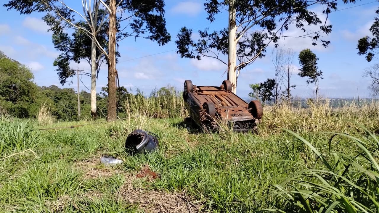 Jovem fica ferido após capotamento no Contorno Norte de Apucarana