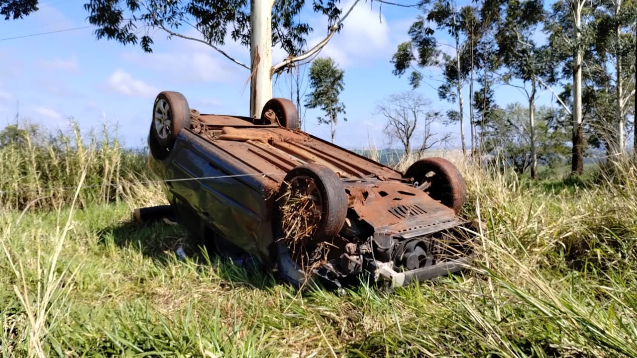 Jovem fica ferido após capotamento no Contorno Norte de Apucarana
