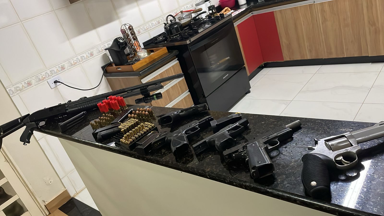 PCPR faz operação contra suspeitos de assalto em aeroporto de Londrina