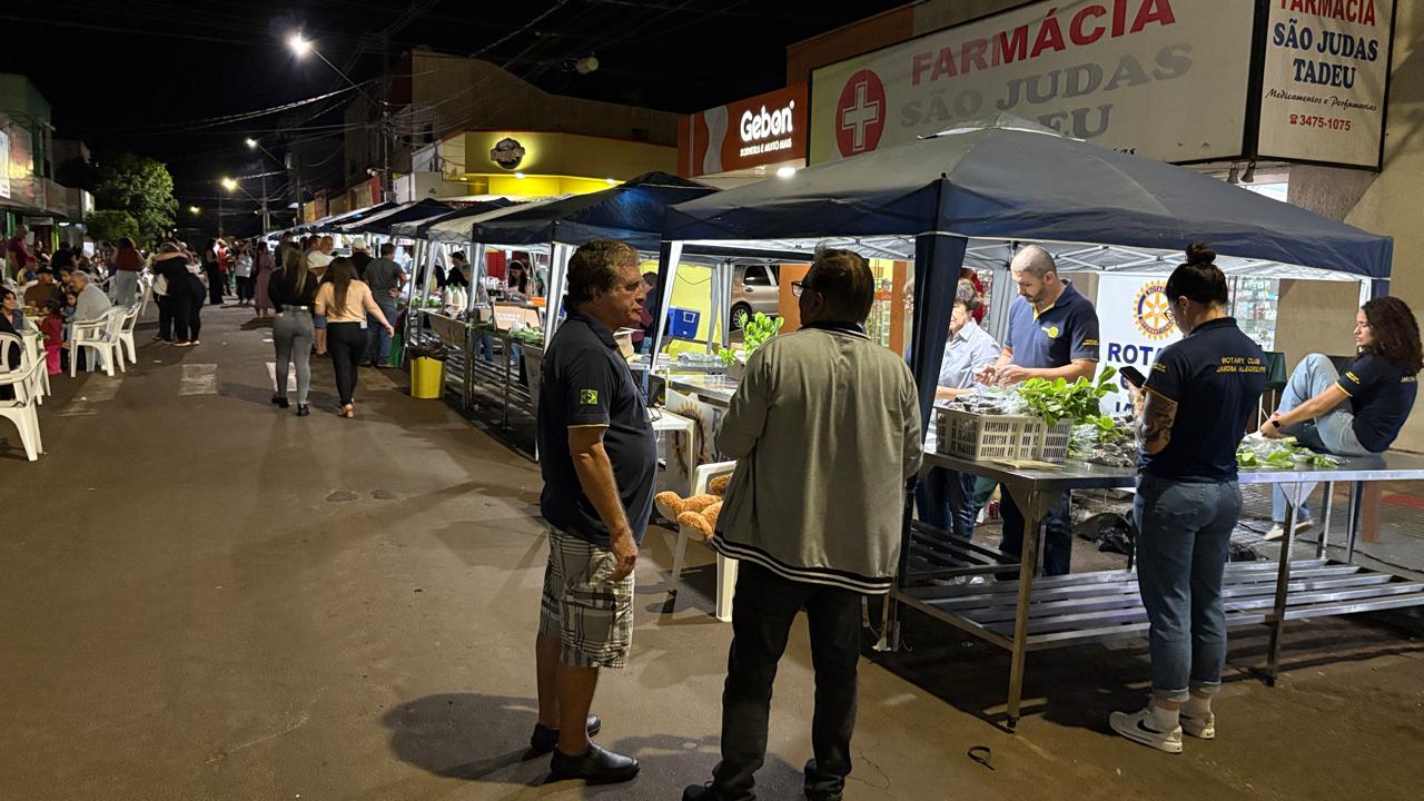 Rotary viabiliza prótese ocular e distribui mudas de crotalária