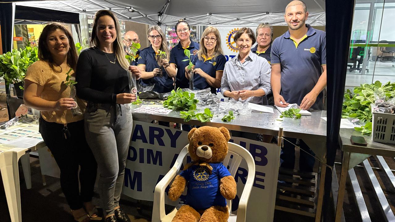 Rotary viabiliza prótese ocular e distribui mudas de crotalária