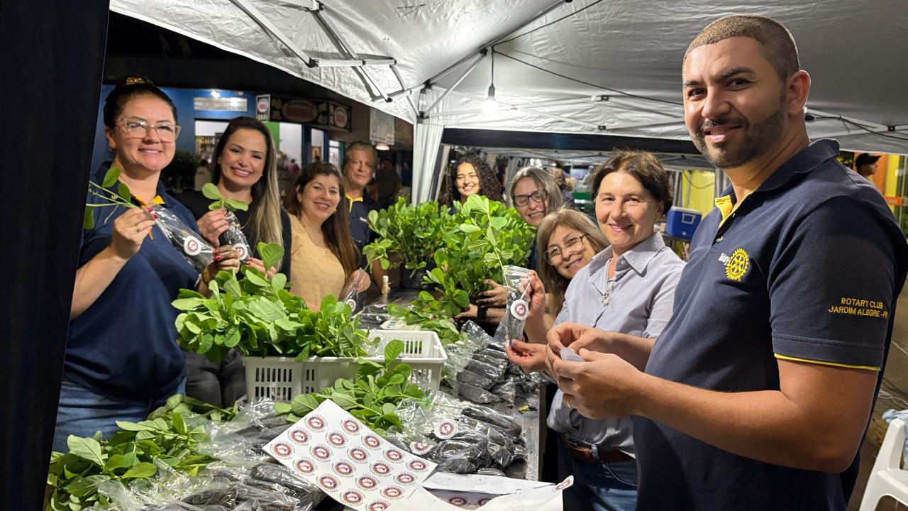 Rotary viabiliza prótese ocular e distribui mudas de crotalária