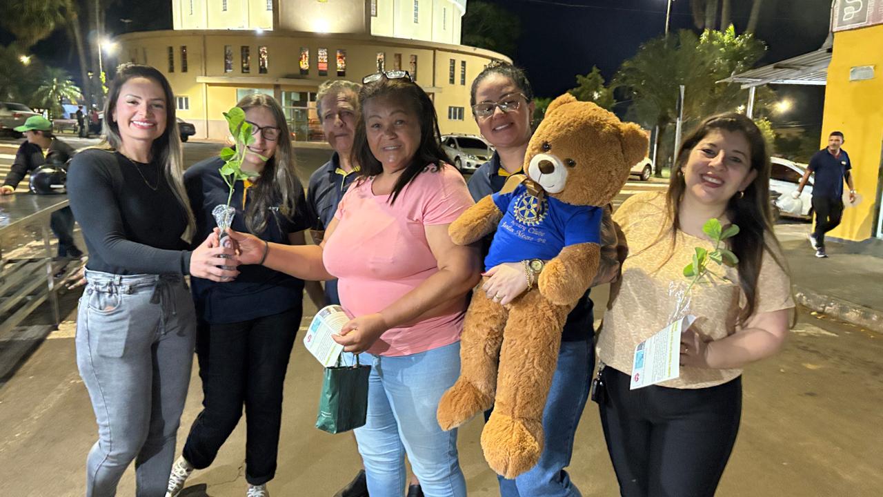 Rotary viabiliza prótese ocular e distribui mudas de crotalária