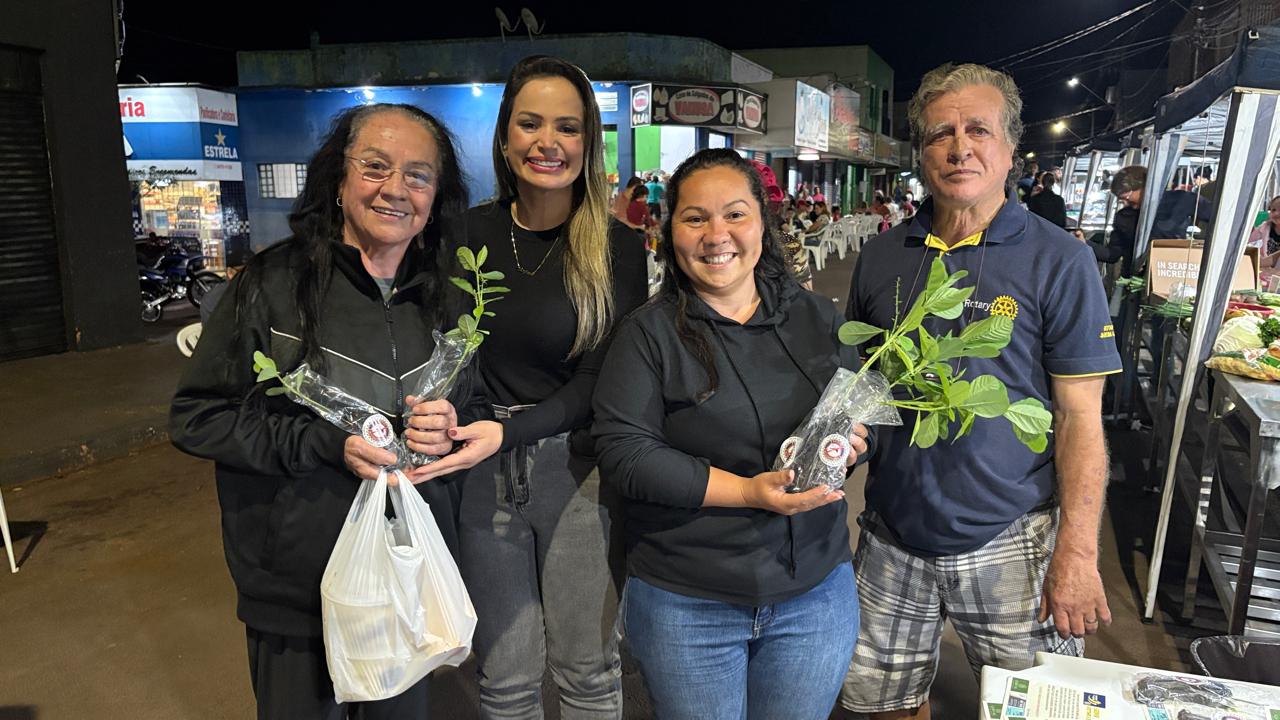 Rotary viabiliza prótese ocular e distribui mudas de crotalária