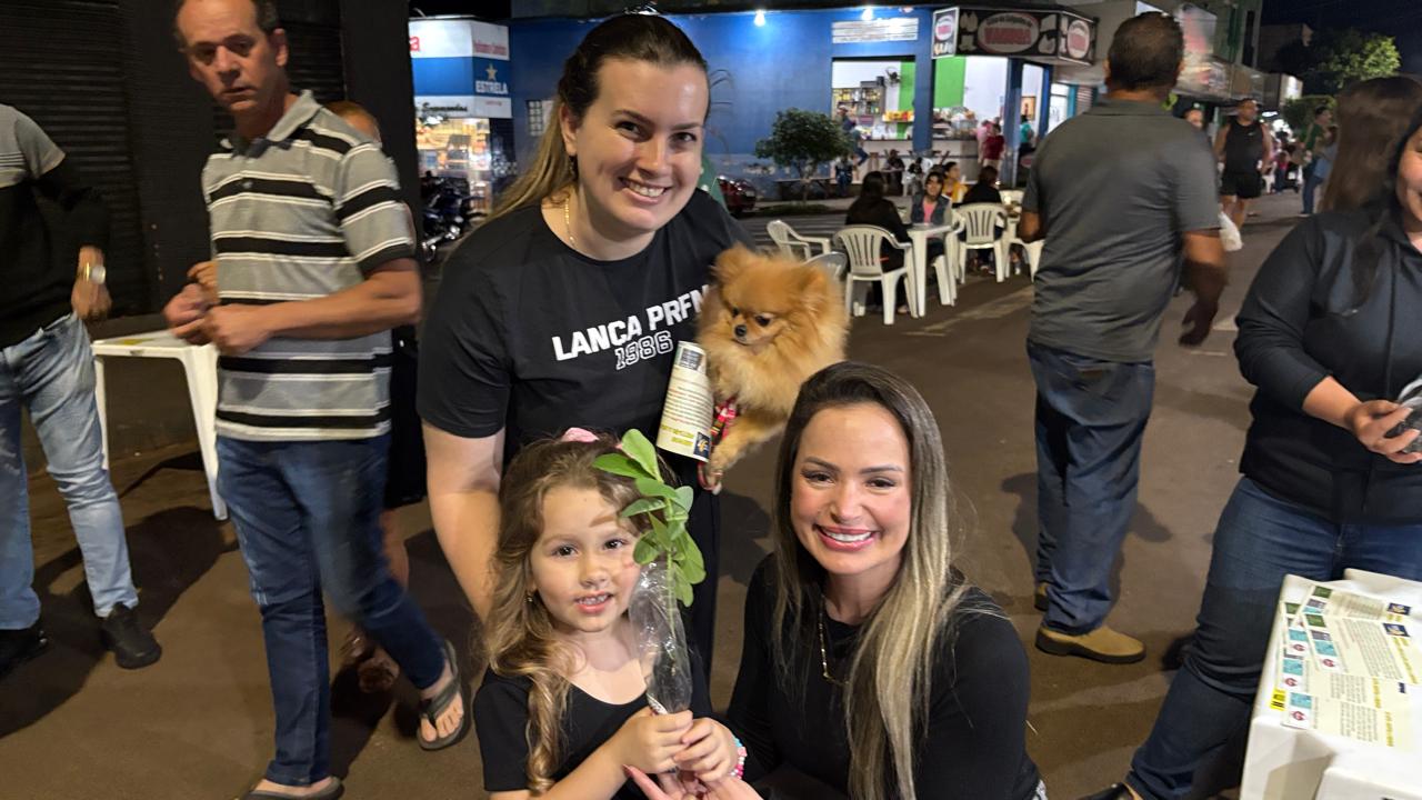 Rotary viabiliza prótese ocular e distribui mudas de crotalária