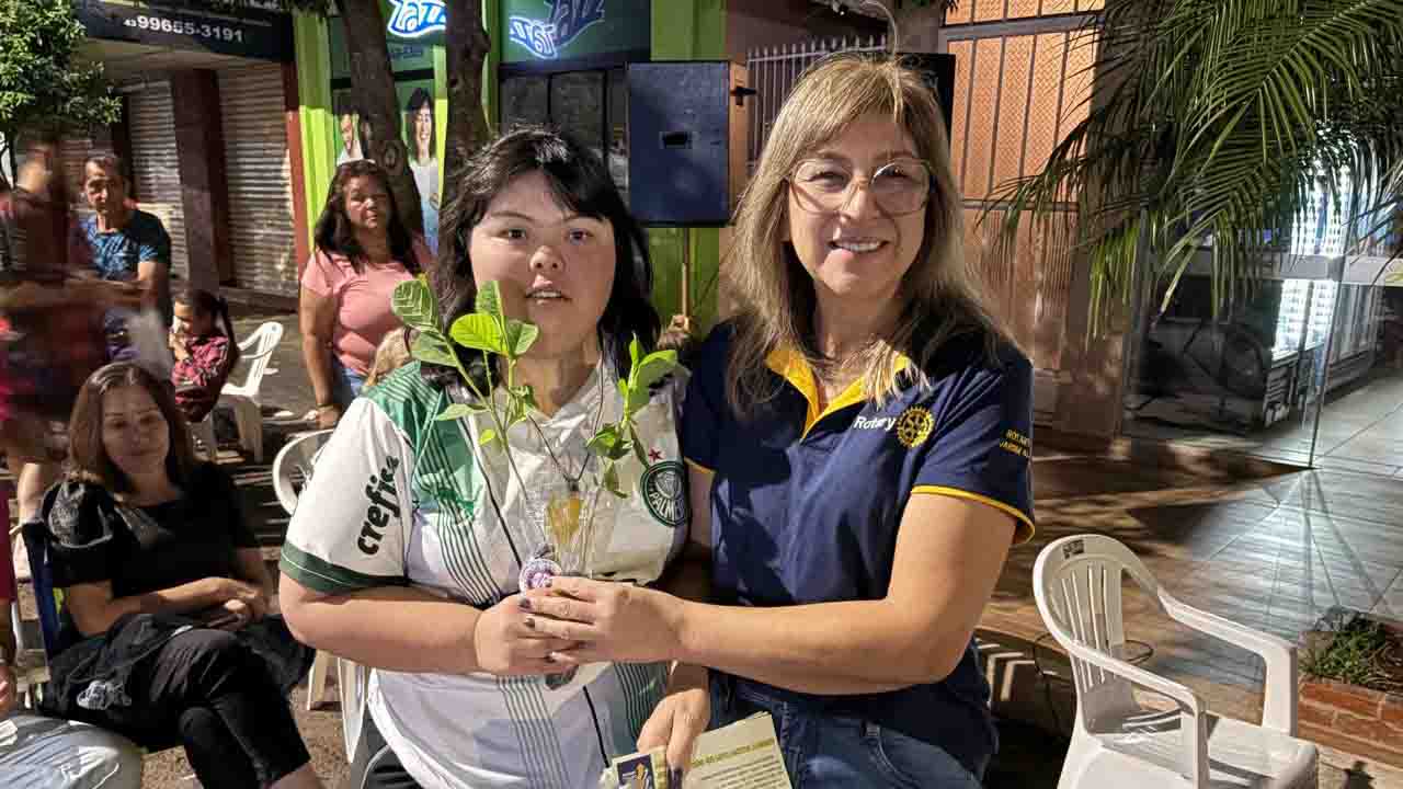 Rotary viabiliza prótese ocular e distribui mudas de crotalária