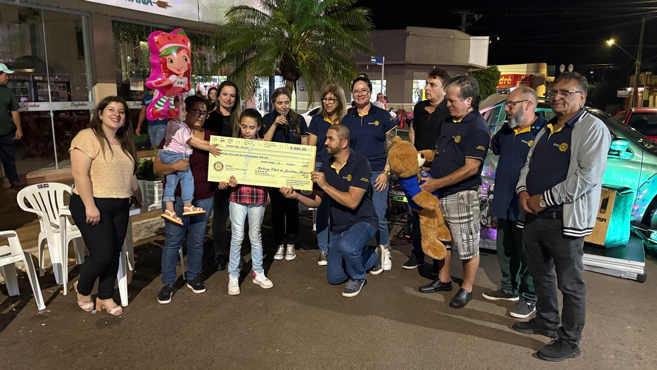 Rotary viabiliza prótese ocular e distribui mudas de crotalária