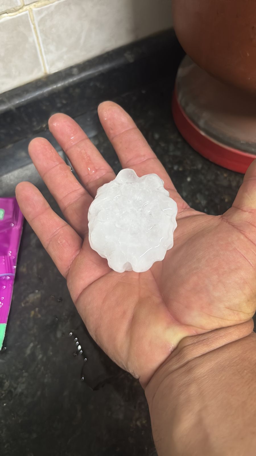 Temporais com granizo atingem Apucarana e destelham casas em Jandaia