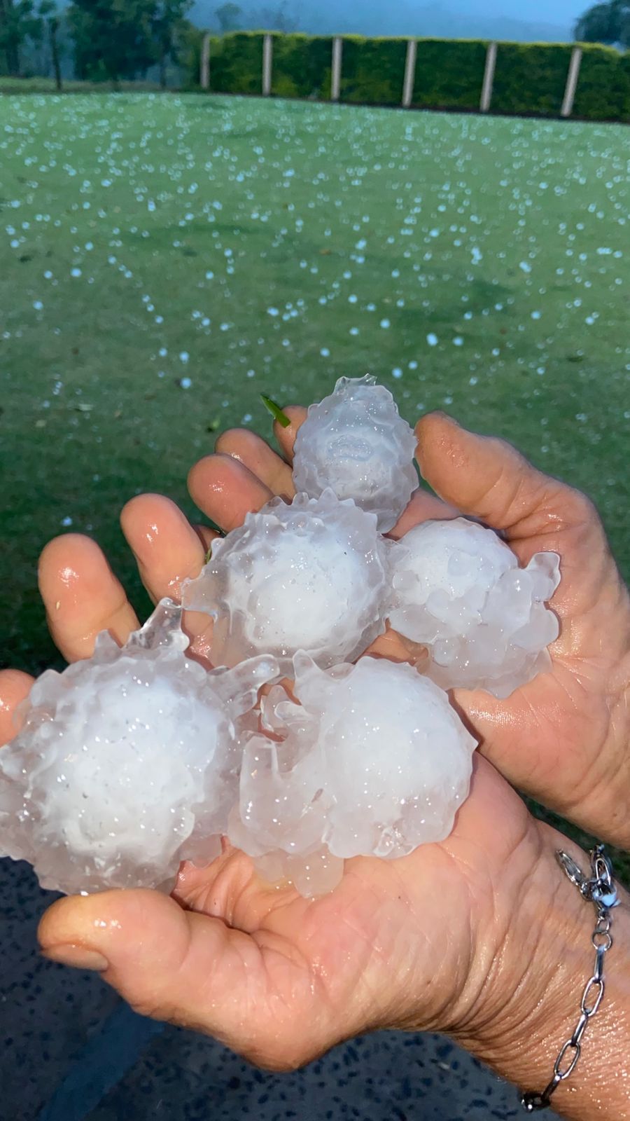 Temporais com granizo atingem Apucarana e destelham casas em Jandaia