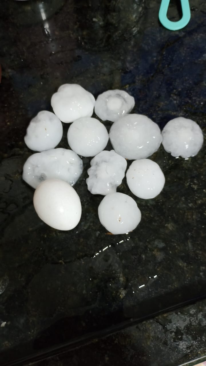 Temporais com granizo atingem Apucarana e destelham casas em Jandaia