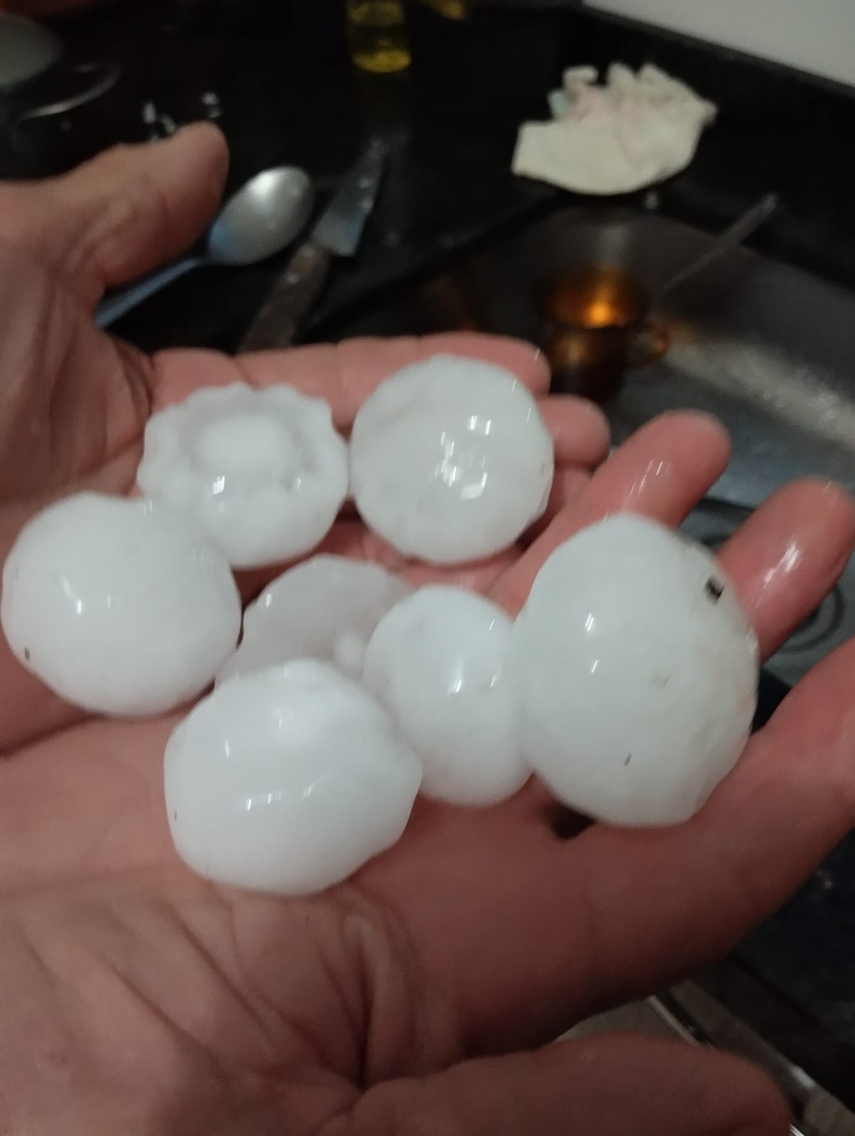 Temporais com granizo atingem Apucarana e destelham casas em Jandaia