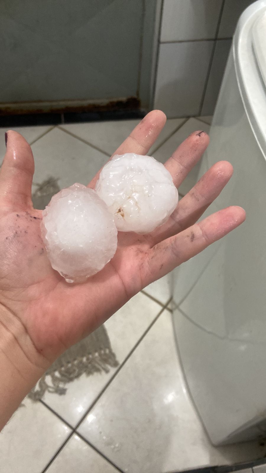 Temporais com granizo atingem Apucarana e destelham casas em Jandaia