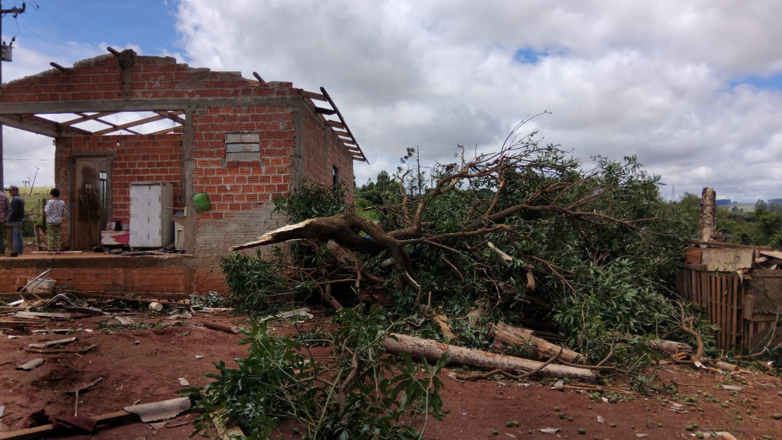 Temporal devasta Mauá da Serra; casas ficaram destelhadas e sem luz