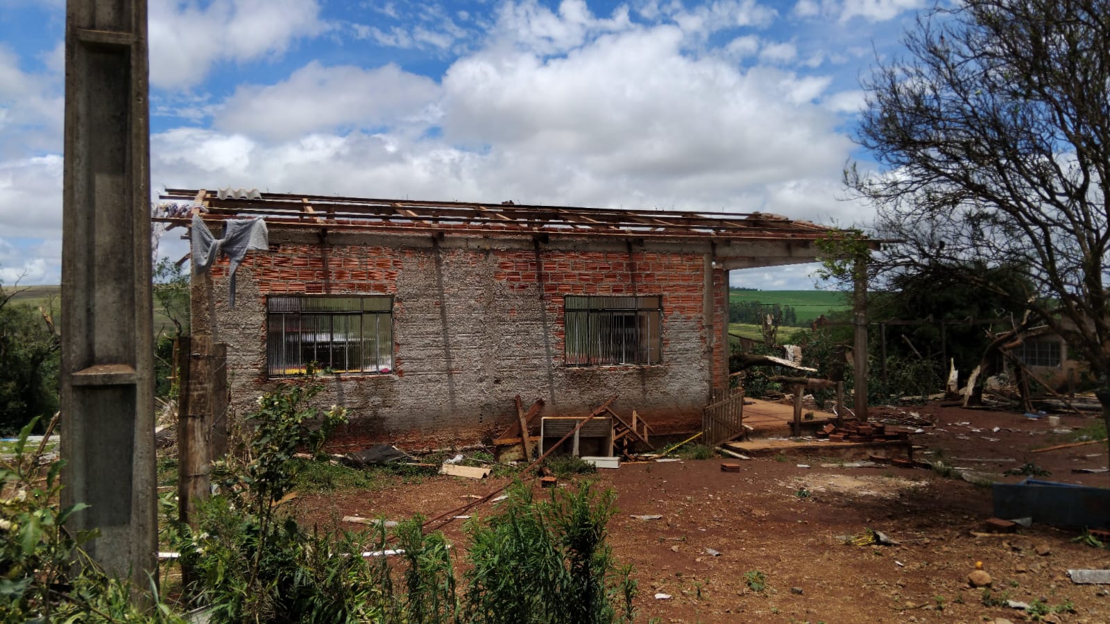 Temporal devasta Mauá da Serra; casas ficaram destelhadas e sem luz
