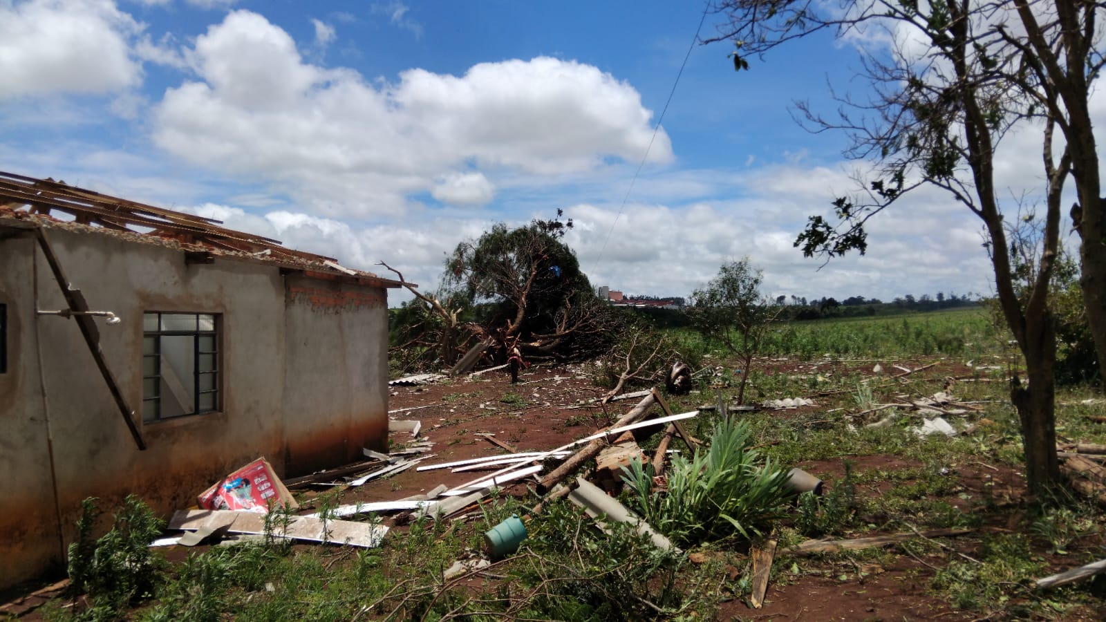 Temporal devasta Mauá da Serra; casas ficaram destelhadas e sem luz