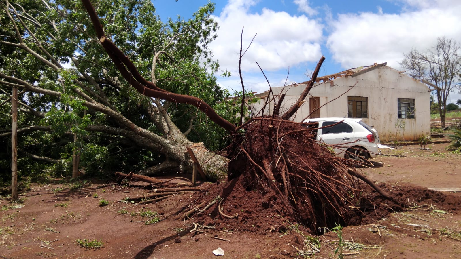 Temporal devasta Mauá da Serra; casas ficaram destelhadas e sem luz
