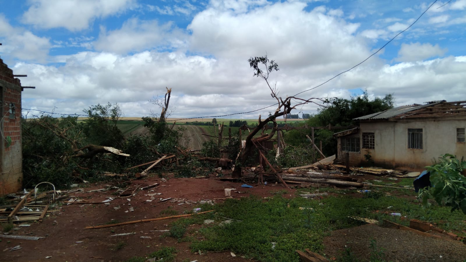 Temporal devasta Mauá da Serra; casas ficaram destelhadas e sem luz
