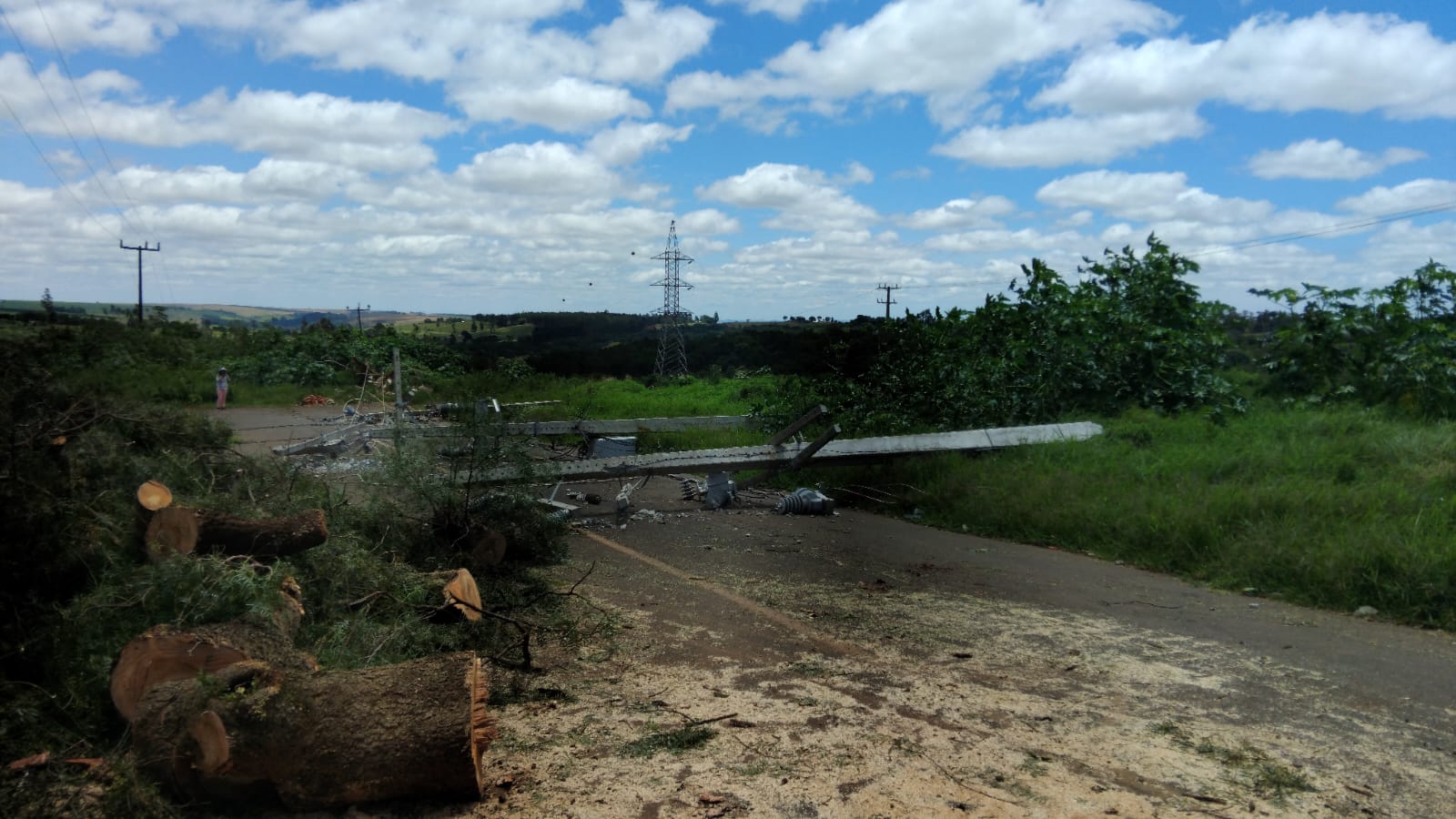 Temporal devasta Mauá da Serra; casas ficaram destelhadas e sem luz