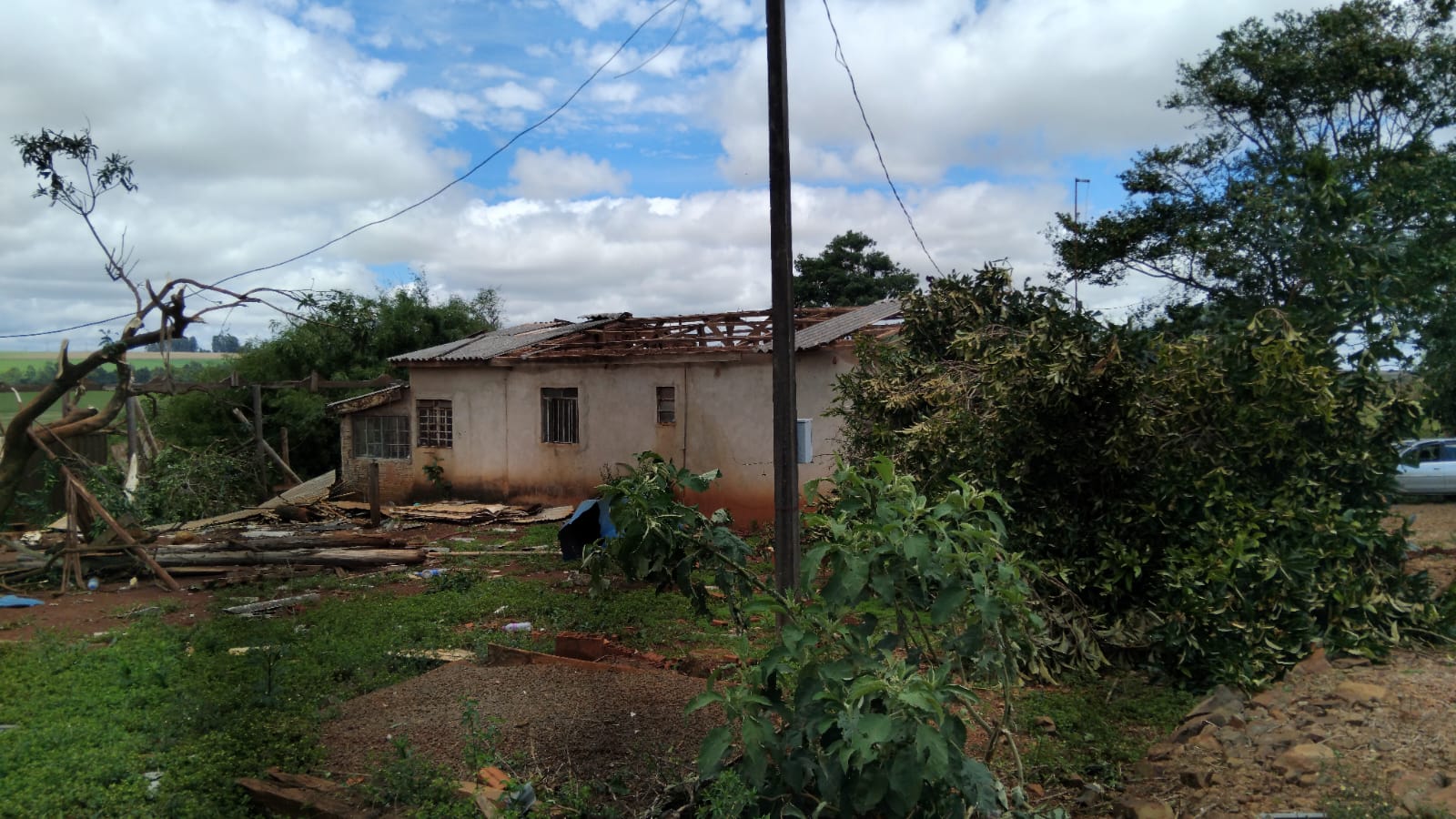 Temporal devasta Mauá da Serra; casas ficaram destelhadas e sem luz