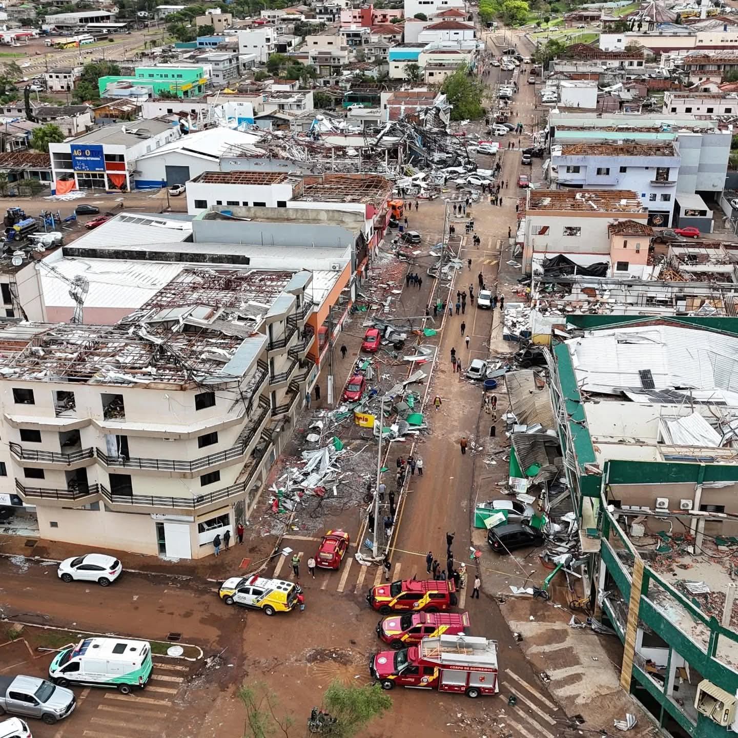 Vídeos e fotos aéreas mostram como ficou cidade após tornado no PR