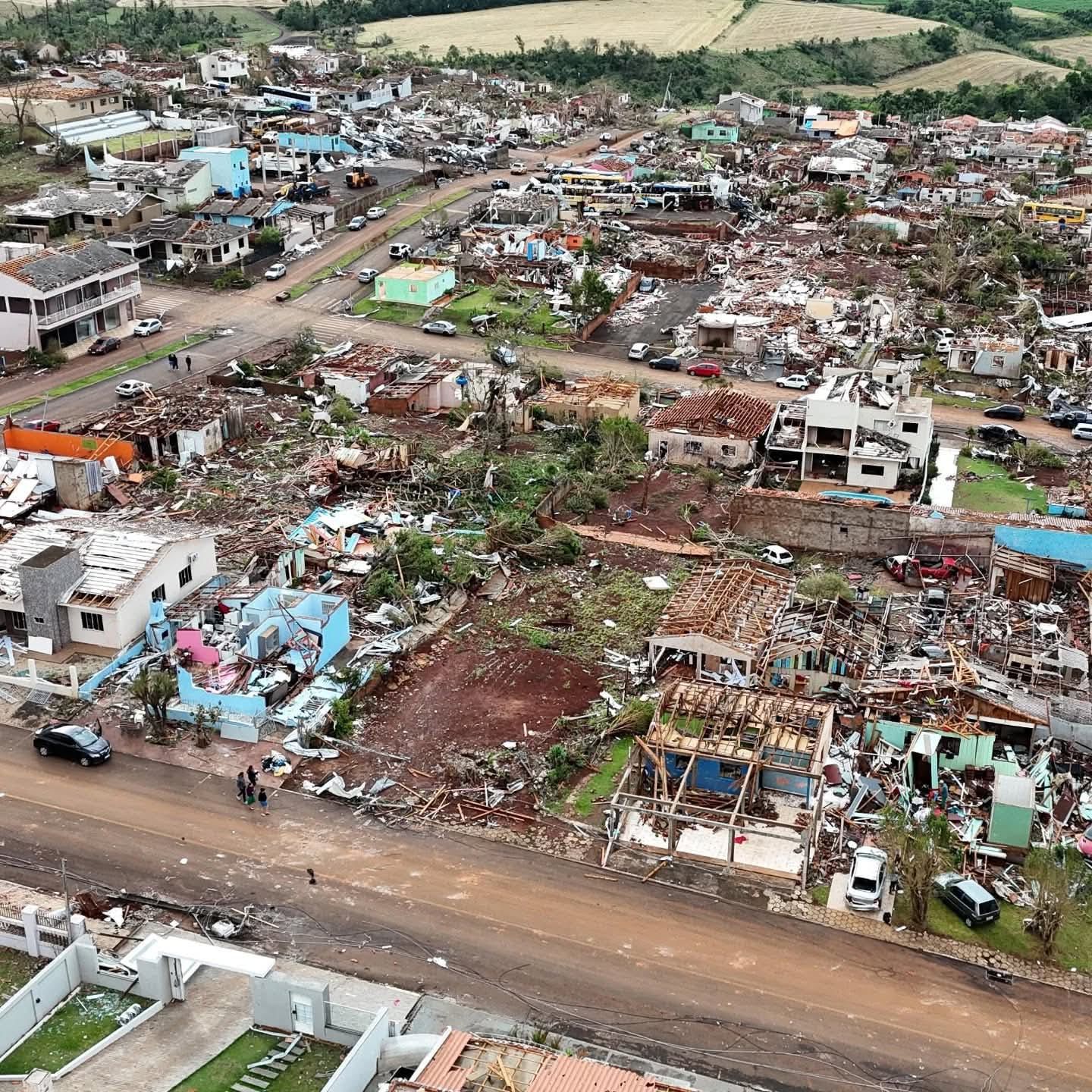 Vídeos e fotos aéreas mostram como ficou cidade após tornado no PR