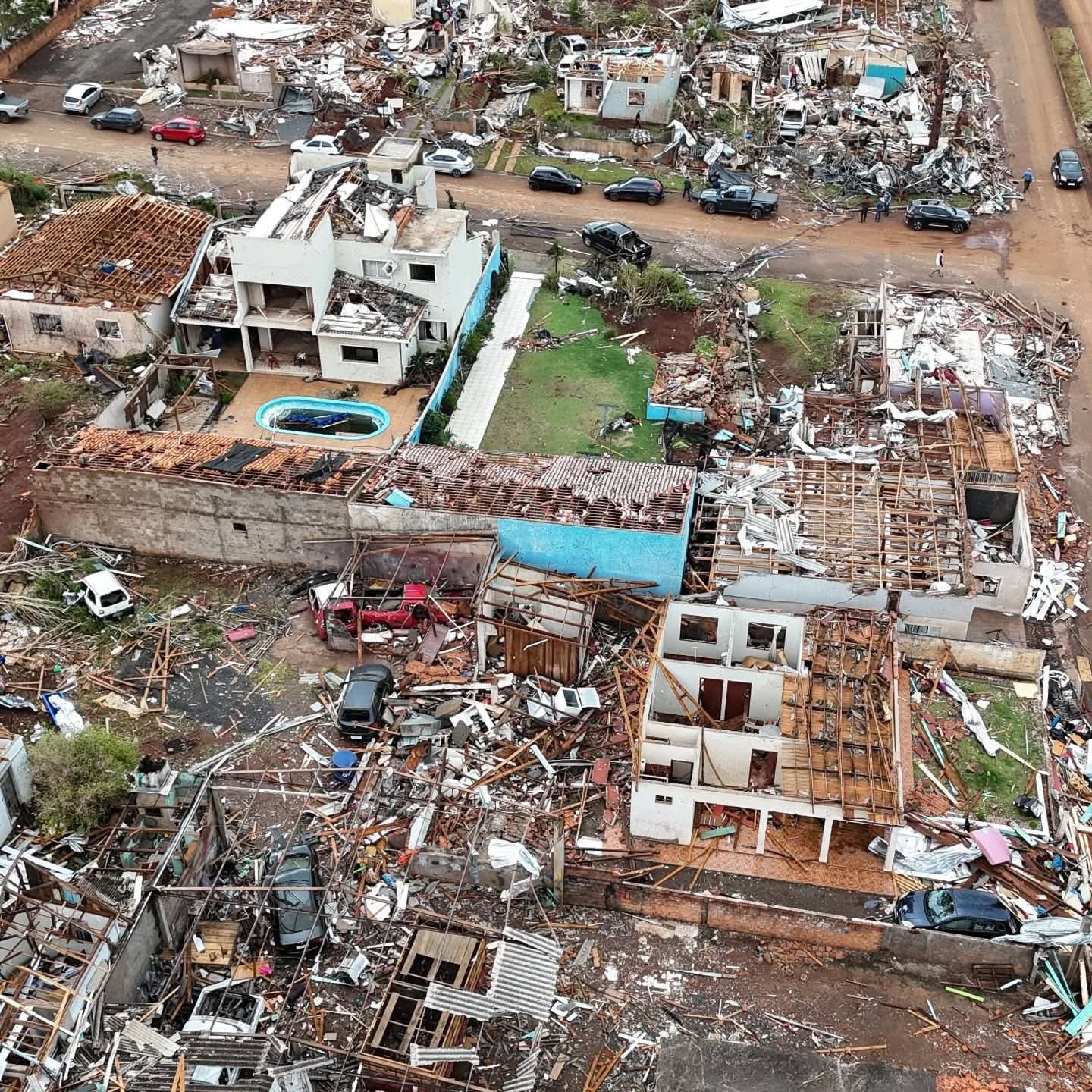 Vídeos e fotos aéreas mostram como ficou cidade após tornado no PR