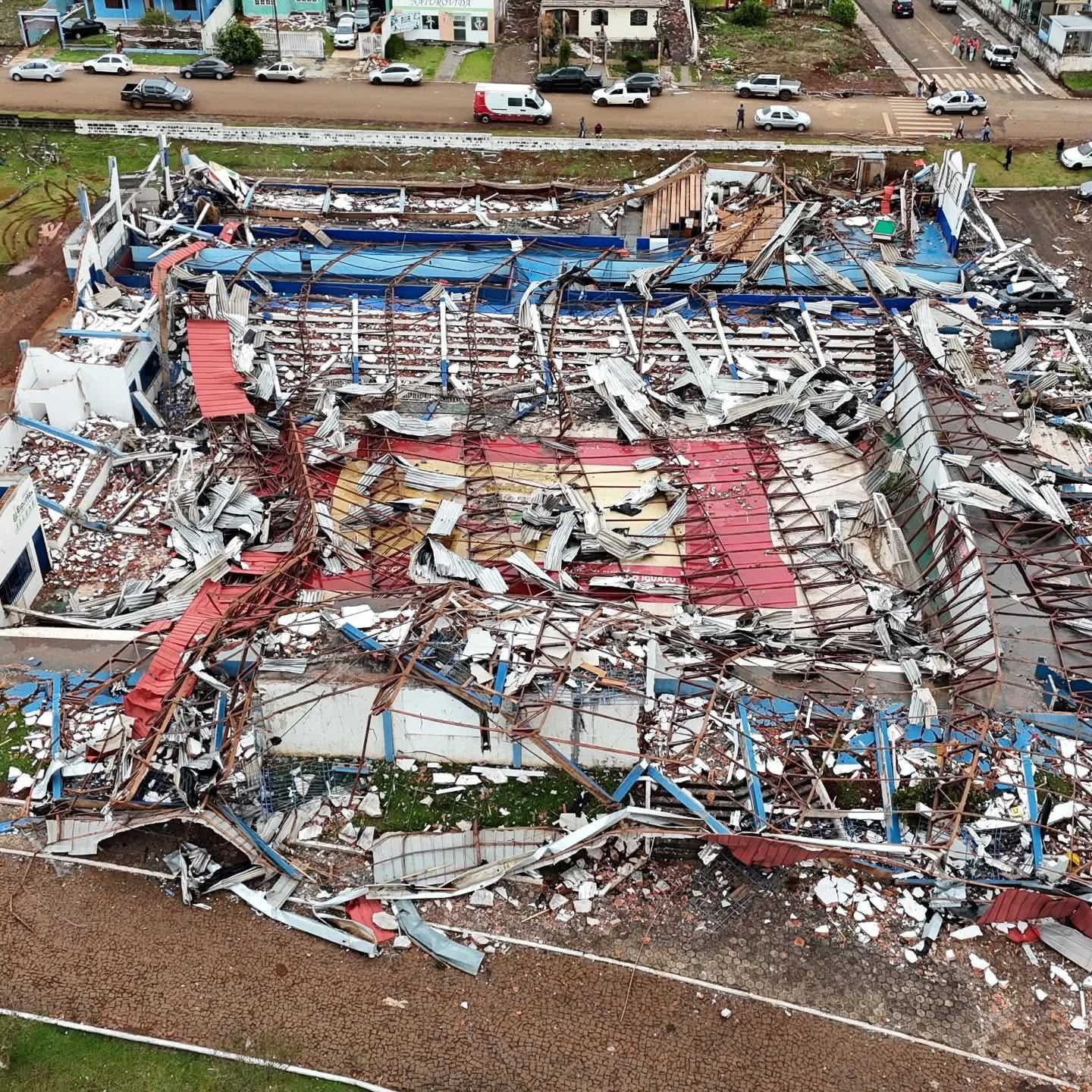 Vídeos e fotos aéreas mostram como ficou cidade após tornado no PR
