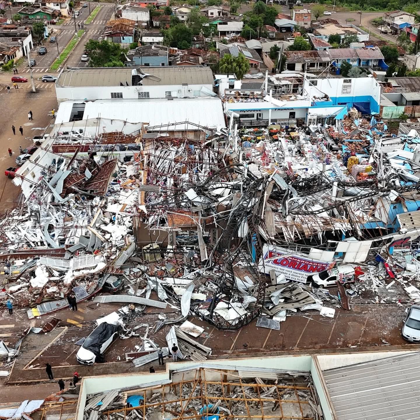 Vídeos e fotos aéreas mostram como ficou cidade após tornado no PR