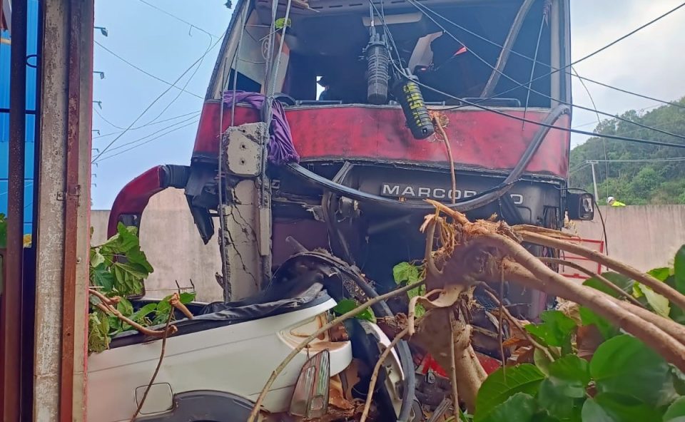 Acidente entre carro e ônibus deixa um morto e sete feridos no PR