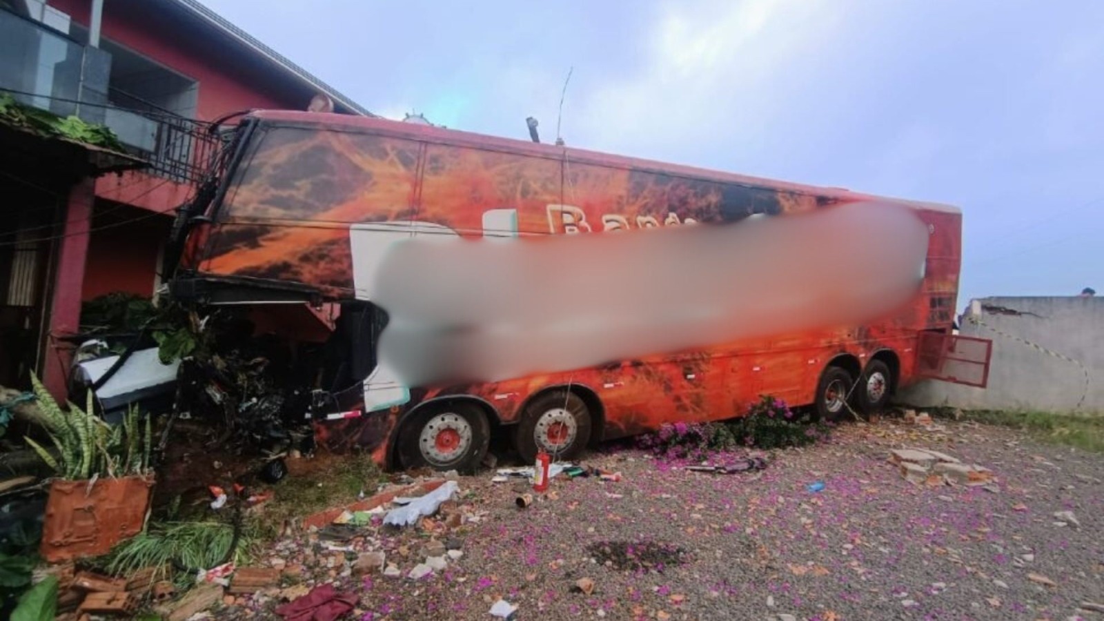 Acidente entre carro e ônibus deixa um morto e sete feridos no PR